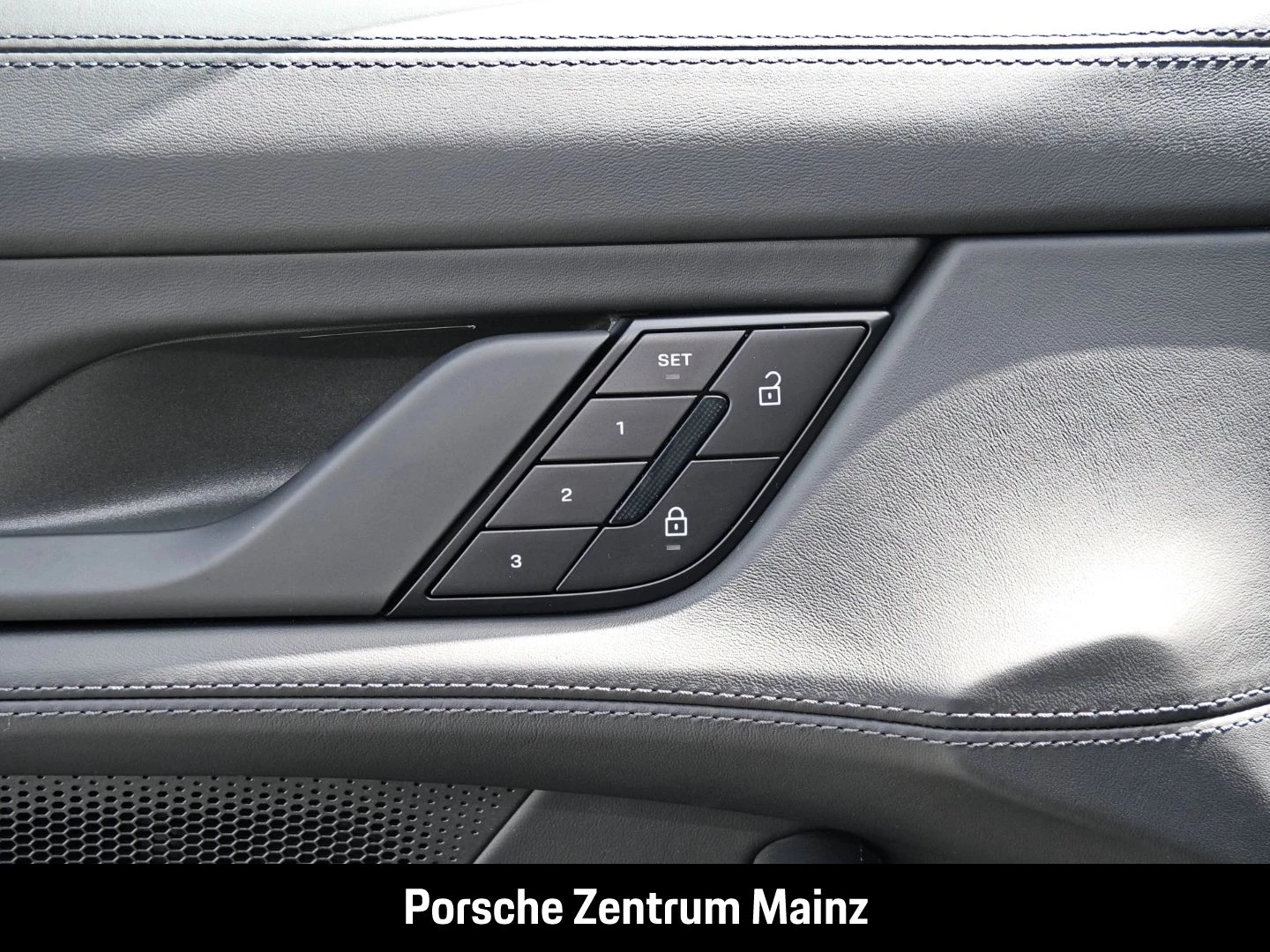 Porsche Taycan Black Edition InnoDrive HA-Lenkung HeadUp black edition
