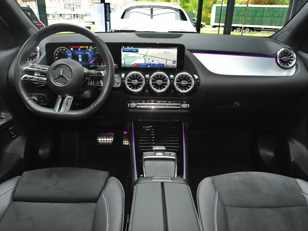 Mercedes-Benz-GLA 200 d-image-11
