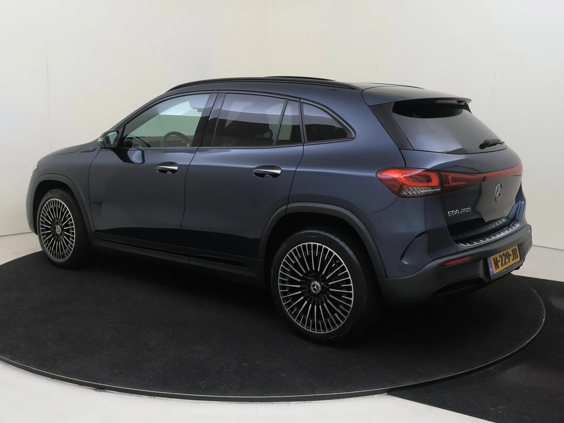Mercedes-Benz-EQA-image-2