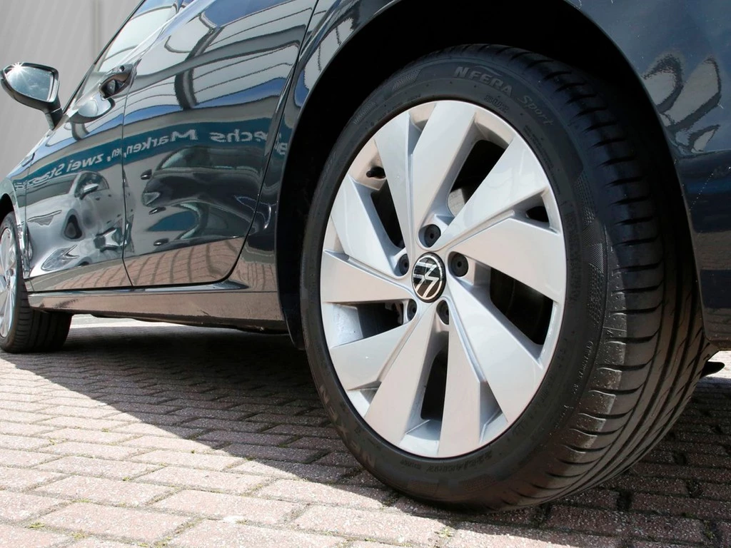 Volkswagen Golf VIII Lim 1.5 eTSI DSG Style 17" ACC LED