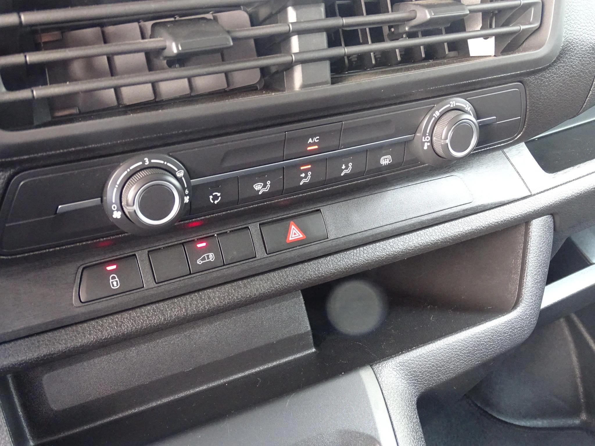 Opel-Vivaro-image-21