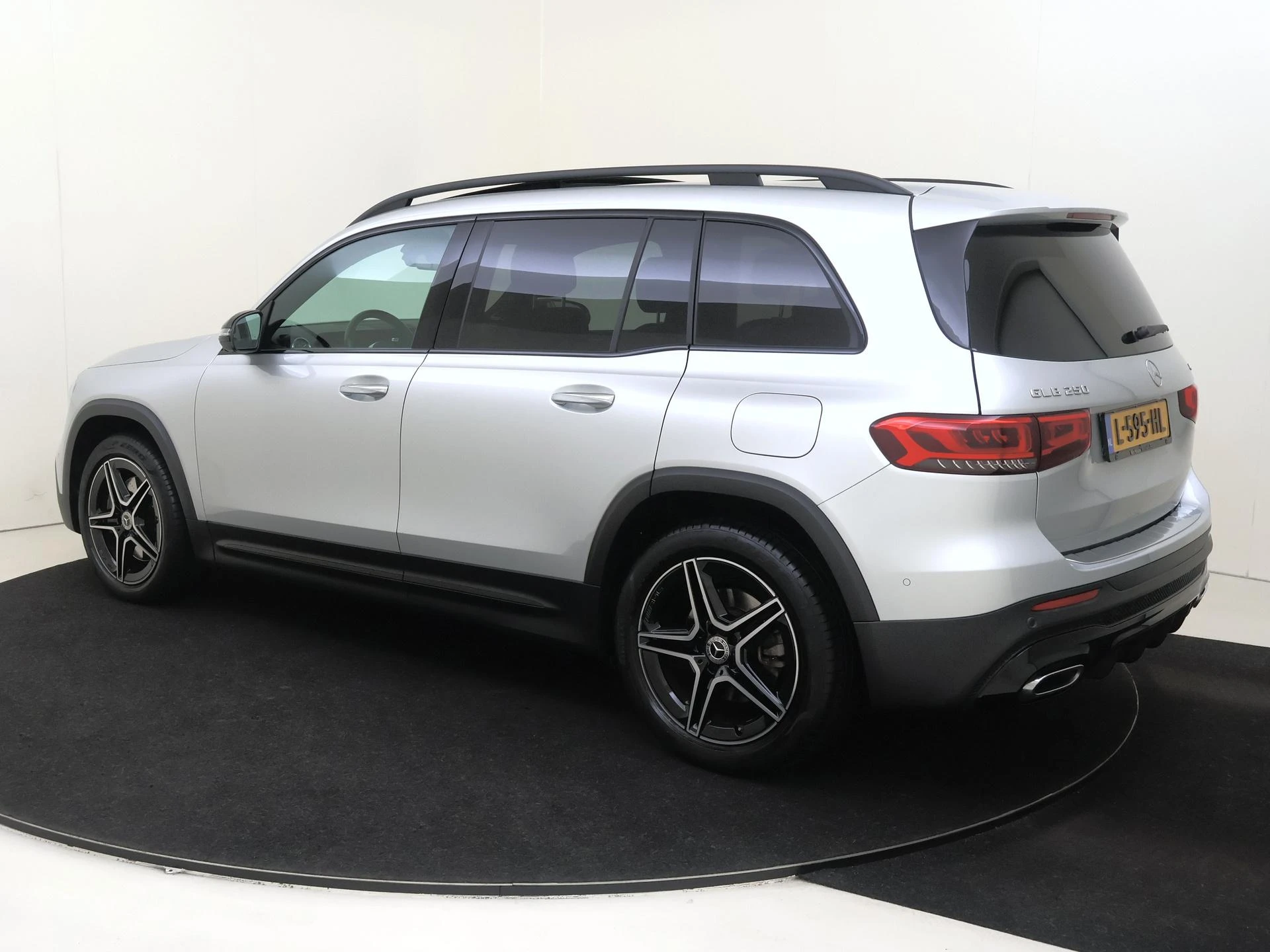 Mercedes-Benz-GLB-image-5
