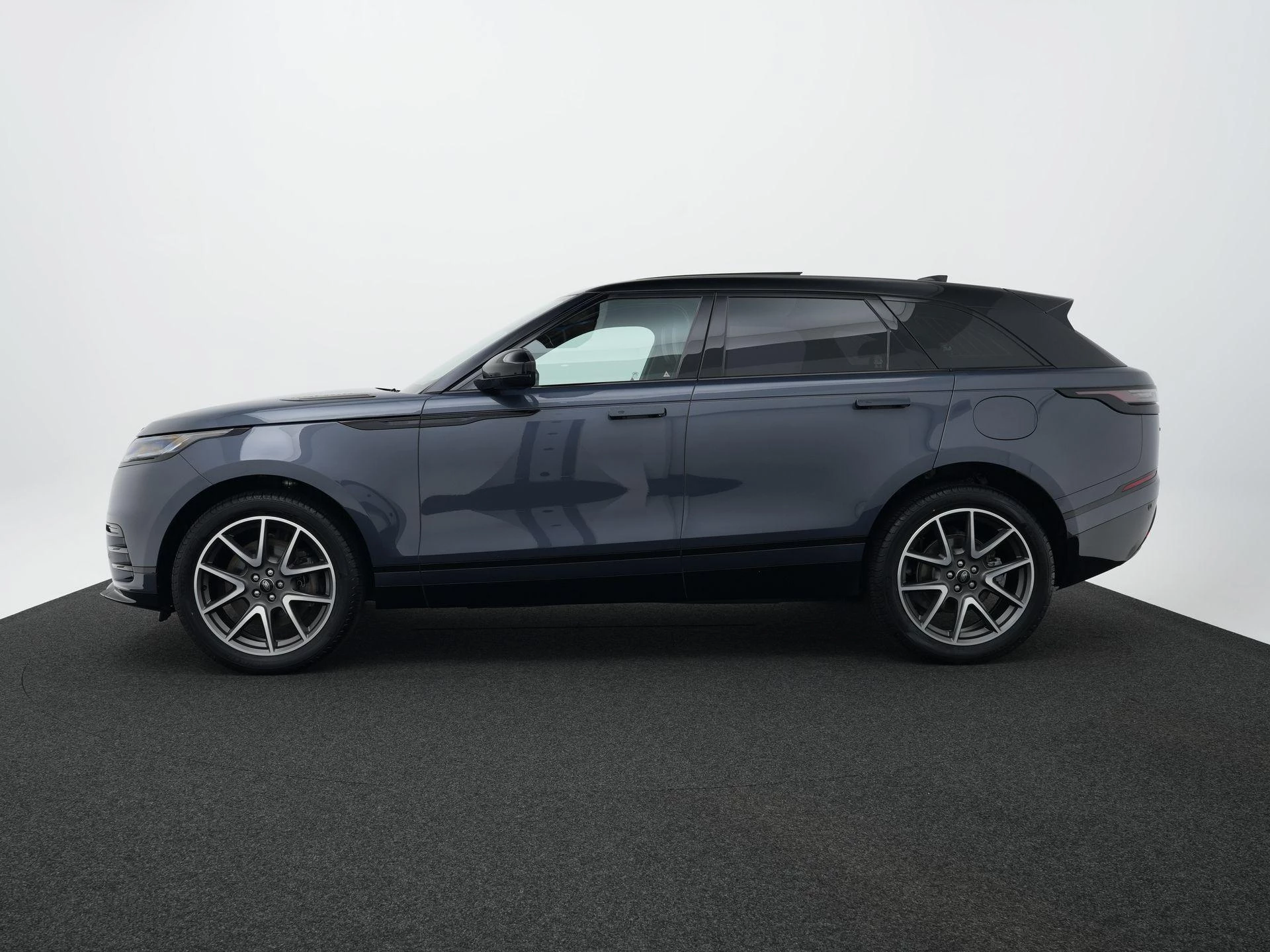 Land Rover-Range Rover Velar-image-4