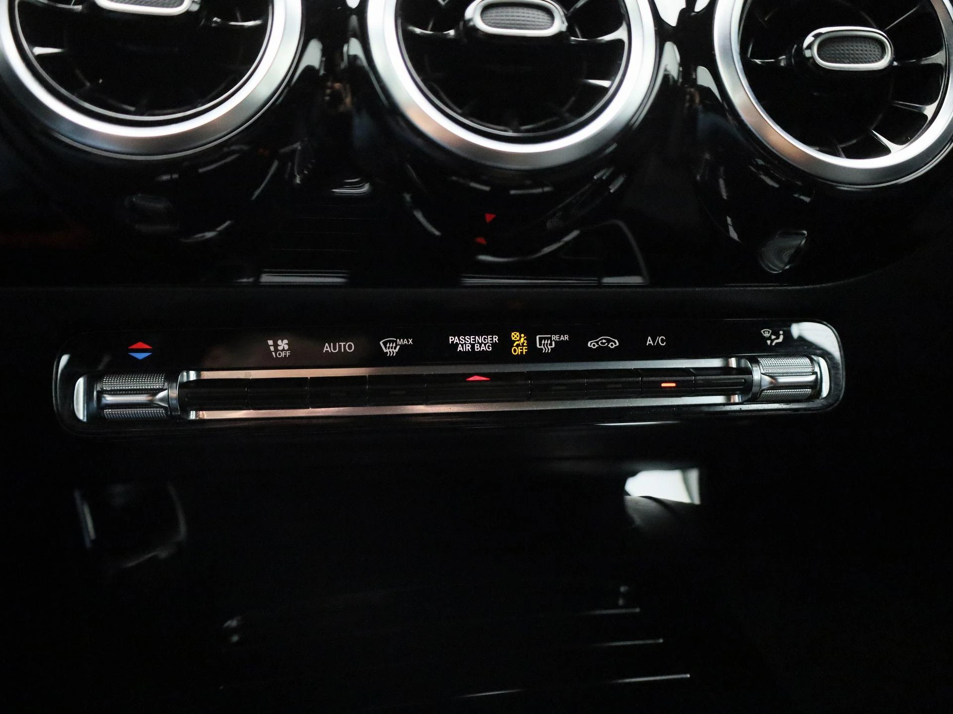 Mercedes-Benz-CLA-image-17