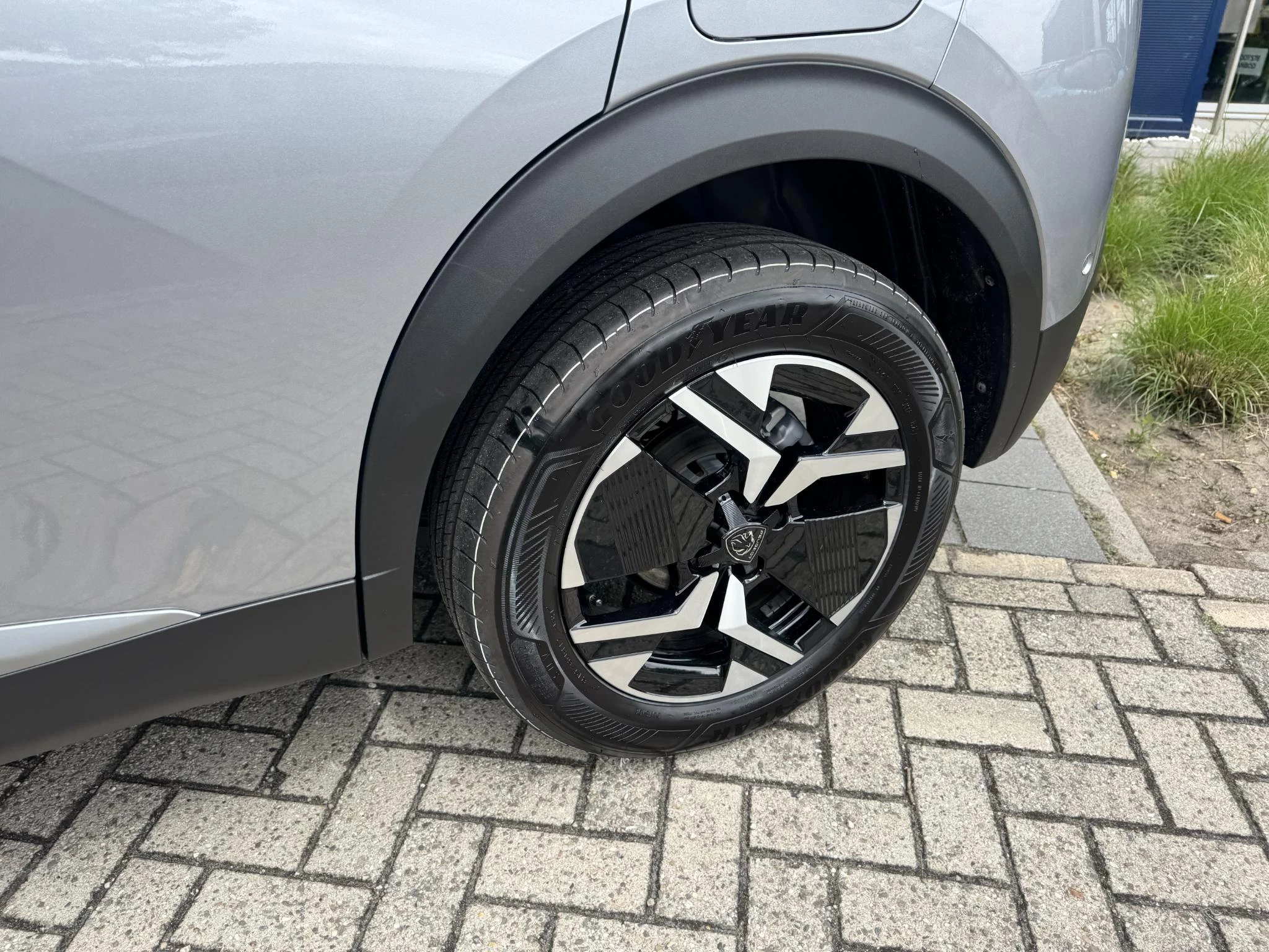 Peugeot 2008 1.2 Hybrid 145 Allure