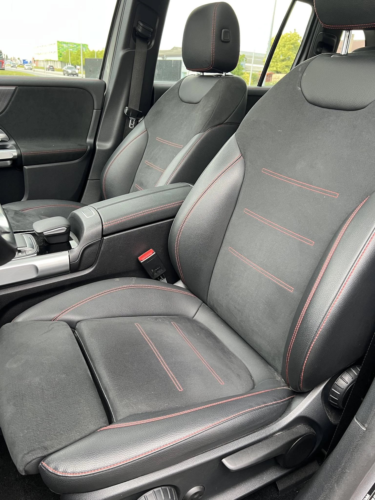 Mercedes-Benz-EQB-image-12