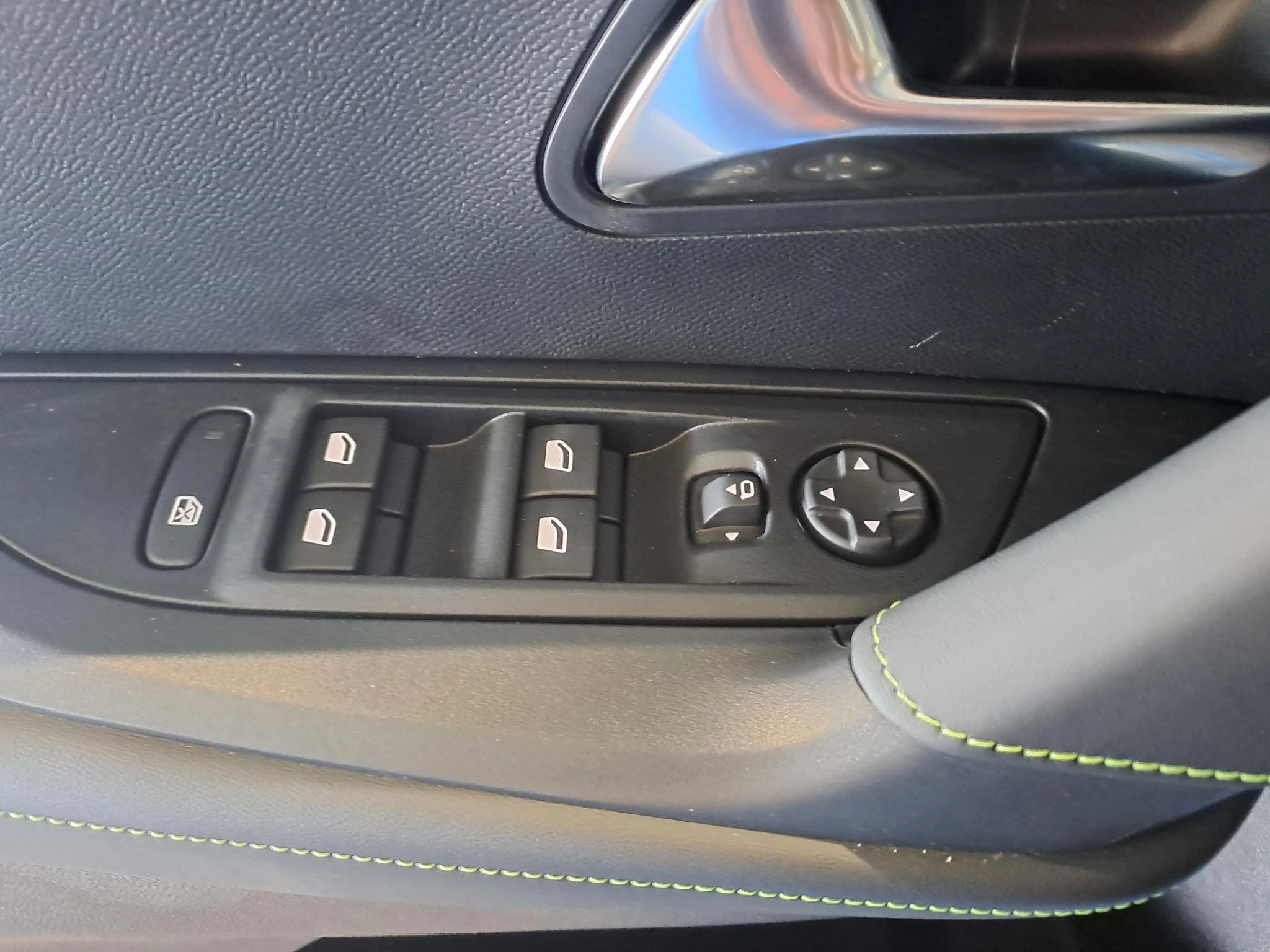 Peugeot-e-2008-image-22