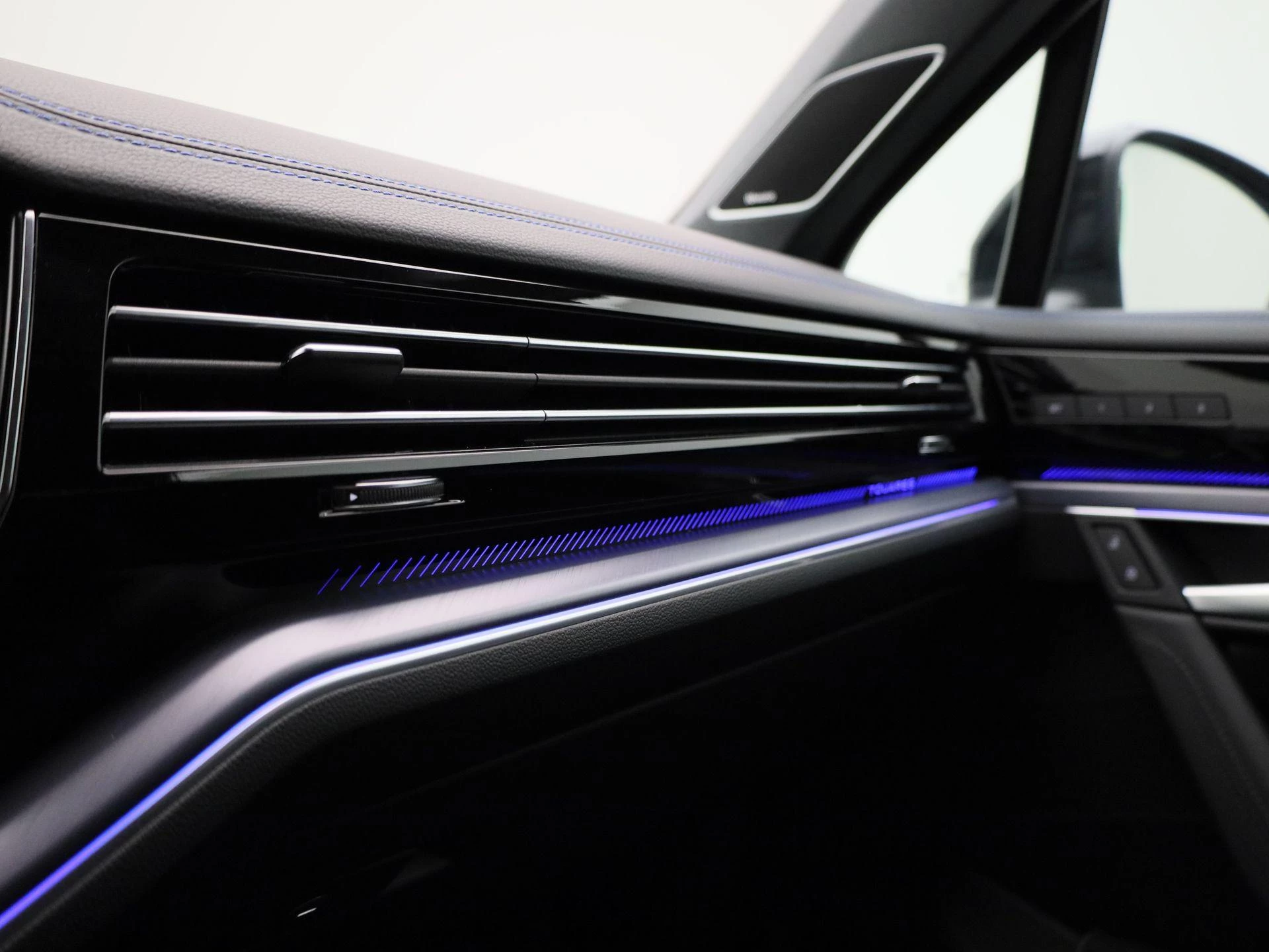 Volkswagen-Touareg-image-27