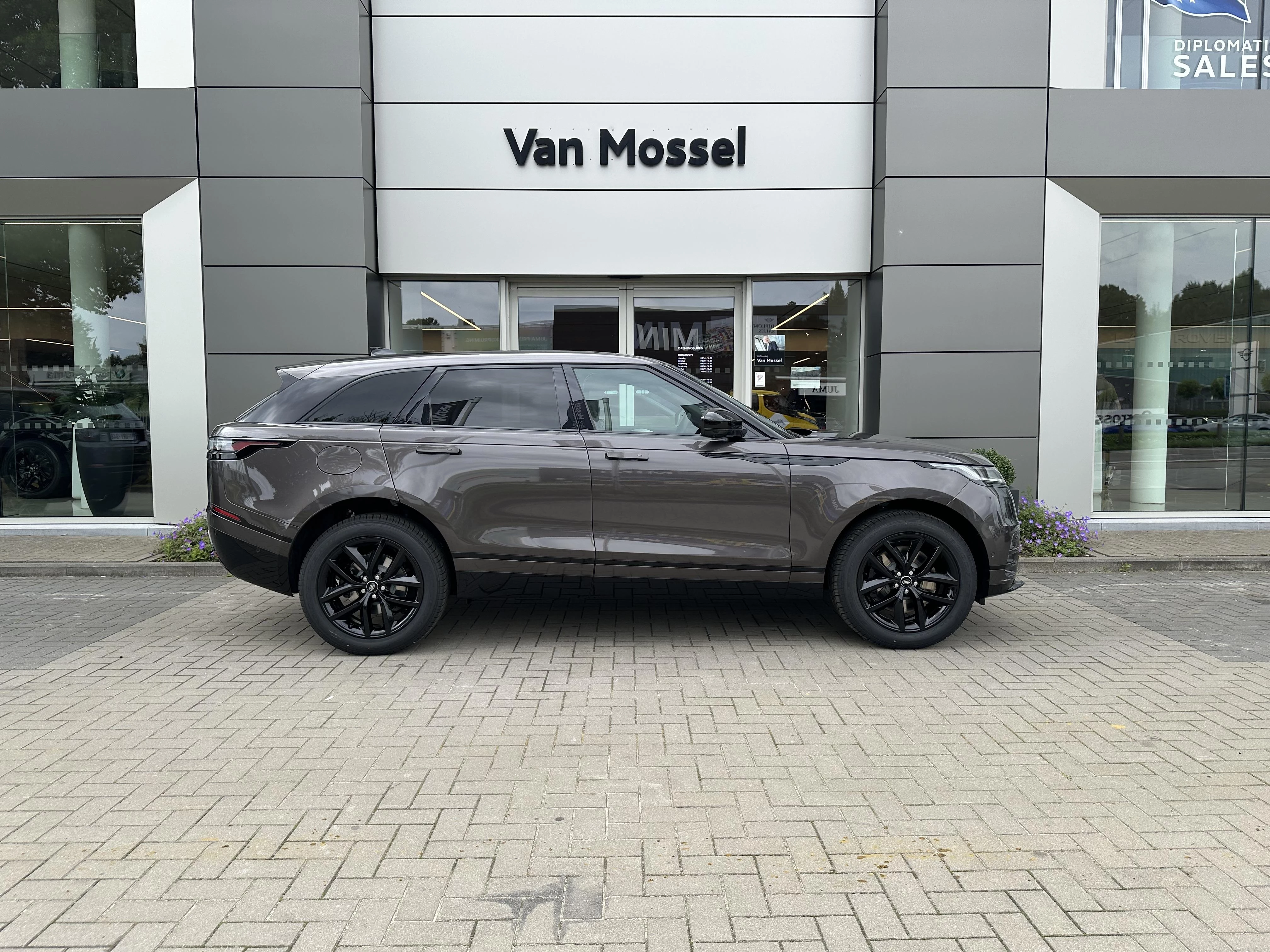 Land Rover-Range Rover Velar-image-3
