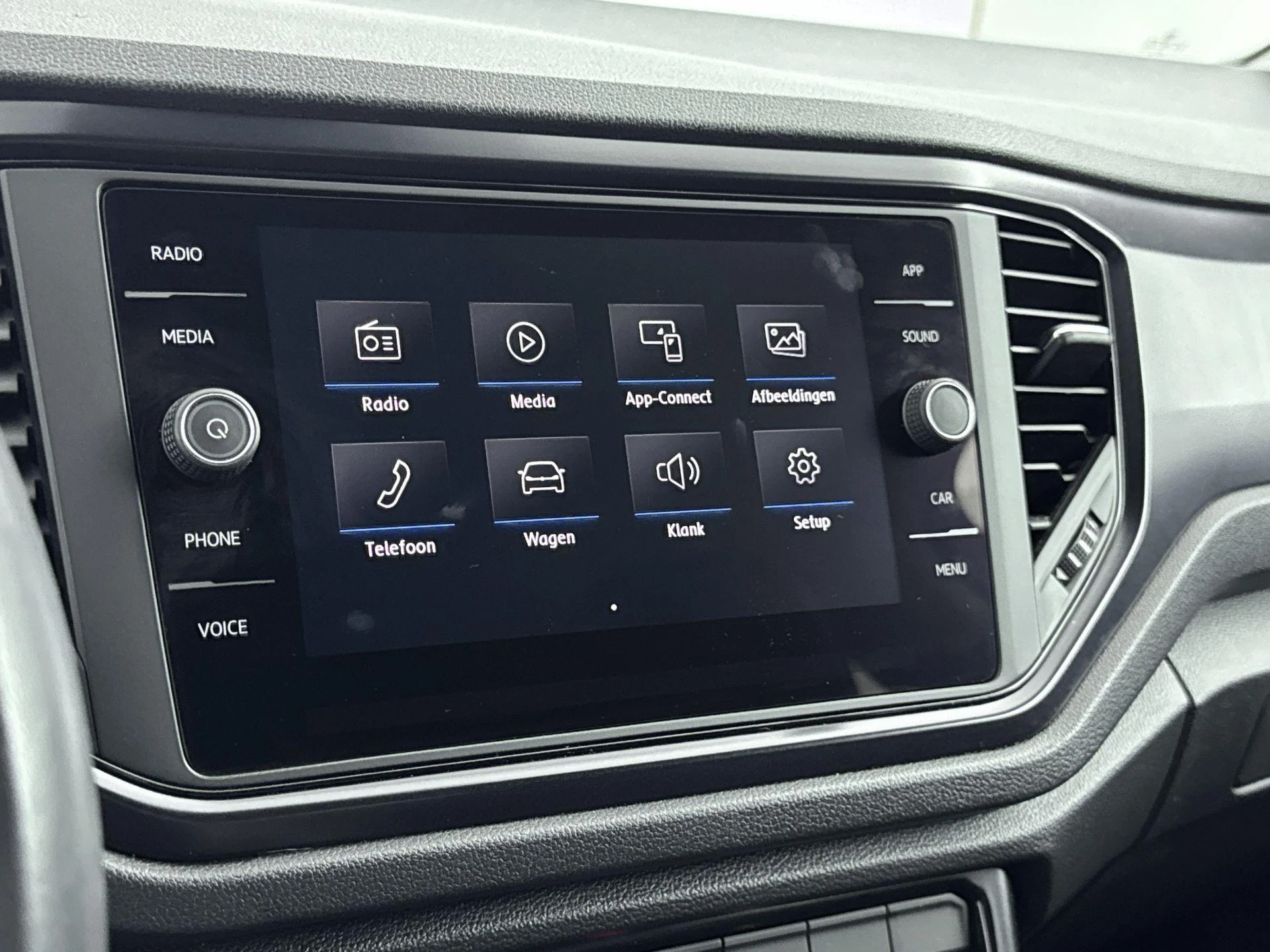 Volkswagen-T-Roc-image-18