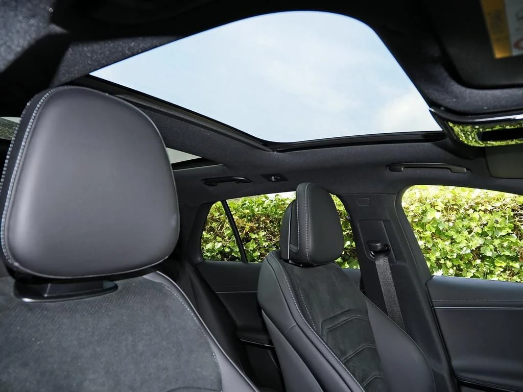 Mercedes-Benz-E-Klasse 300-image-13