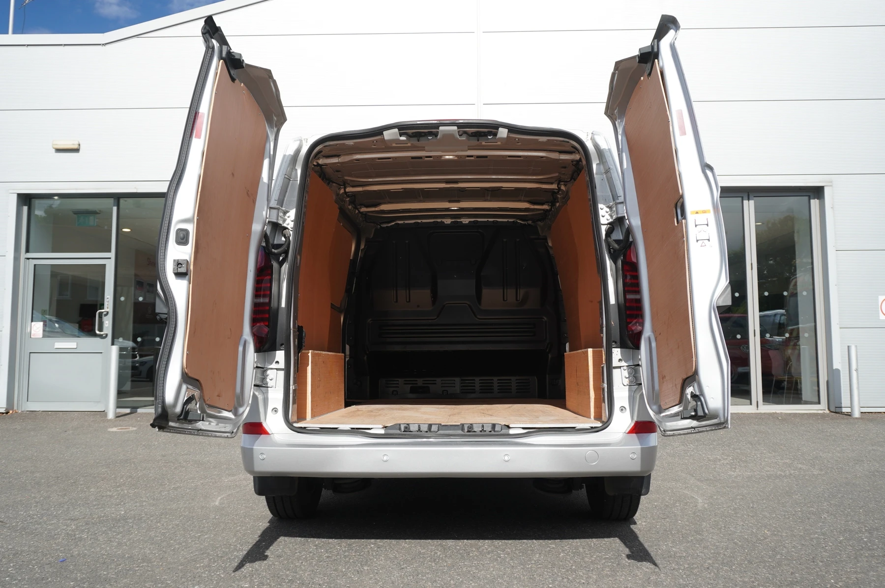 Volkswagen-Transporter-image-19