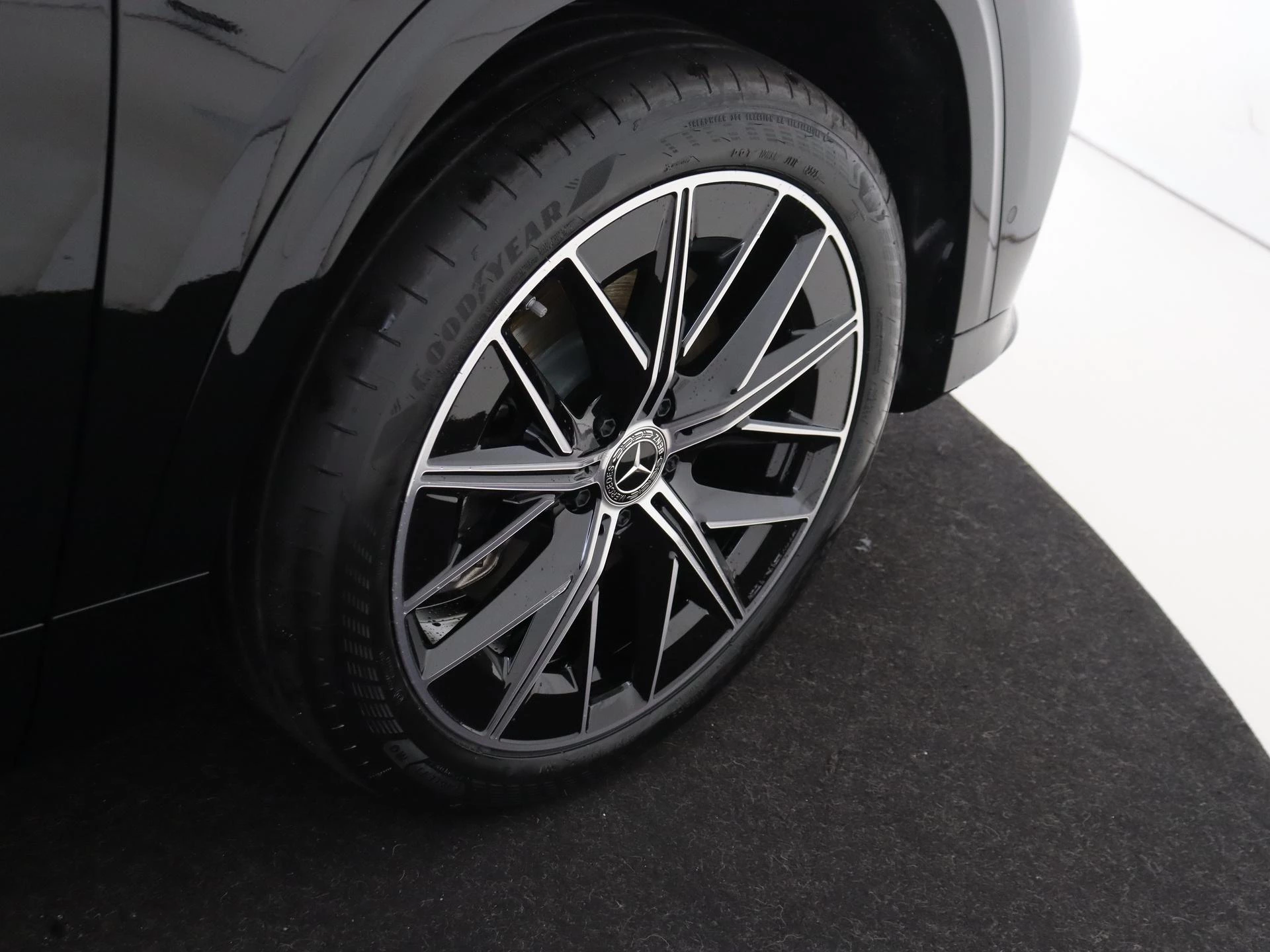Mercedes-Benz-GLB-image-4