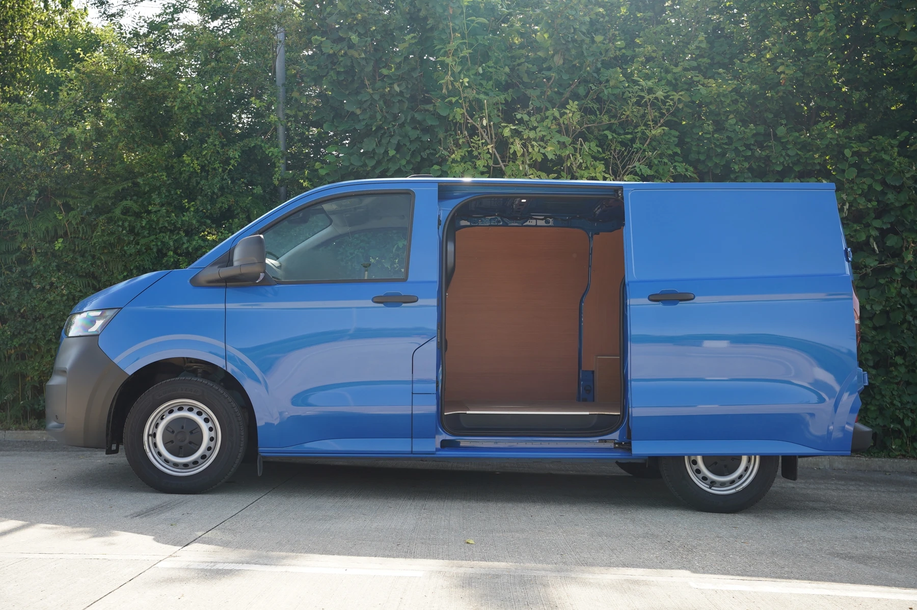 Volkswagen-Transporter-image-38