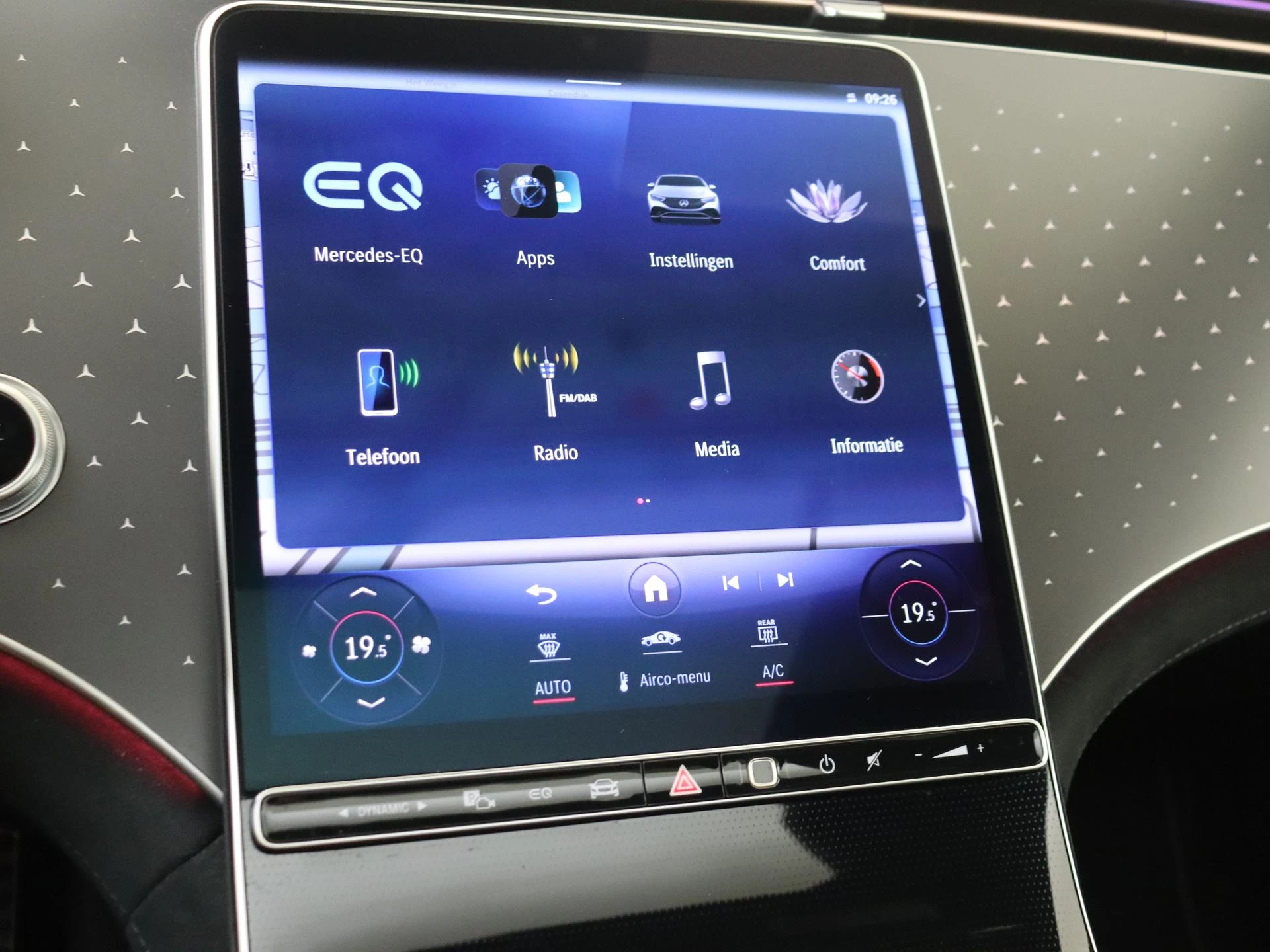 Mercedes-Benz-EQE-image-16