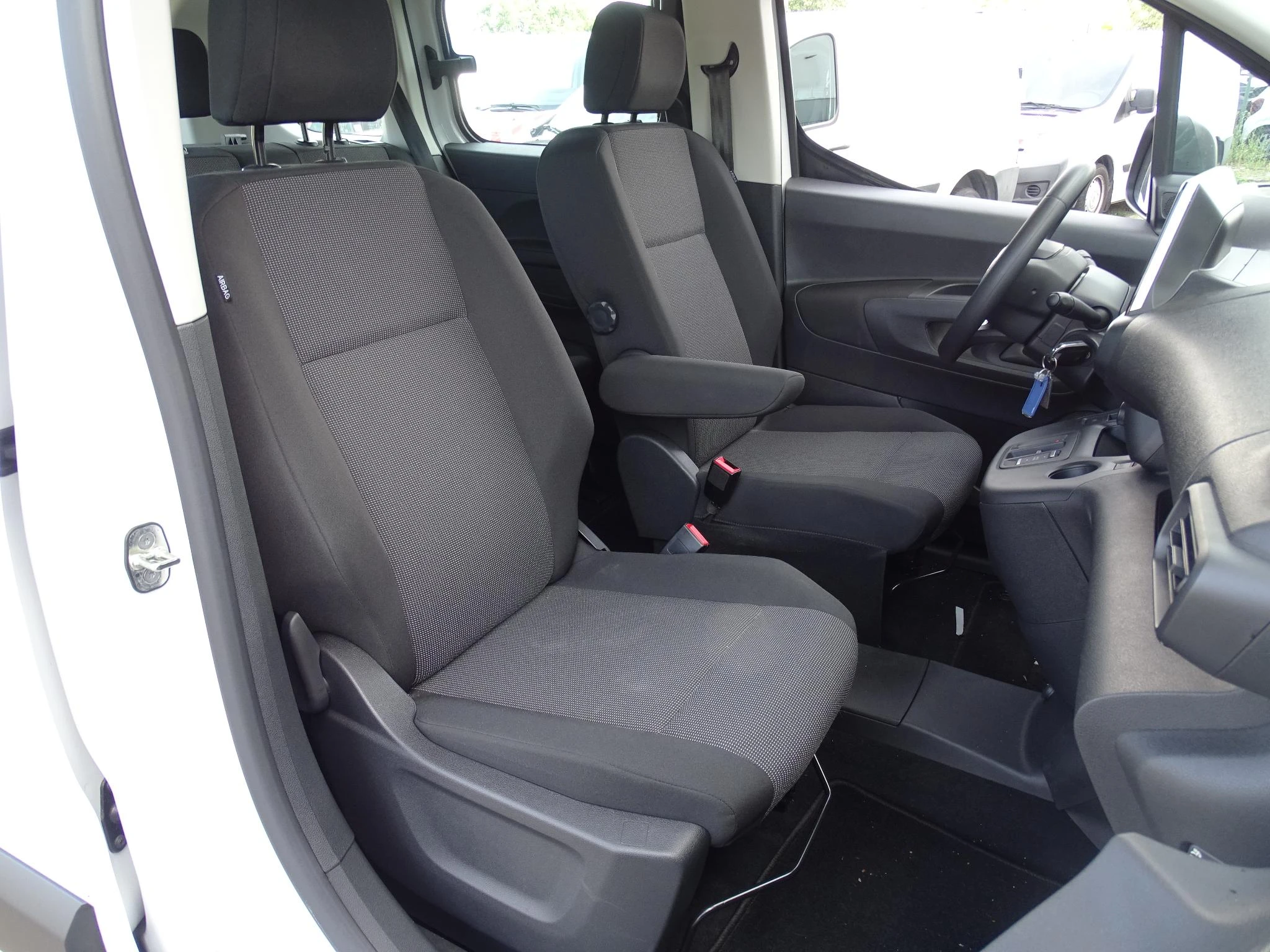 Citroën-ë-Berlingo-image-12
