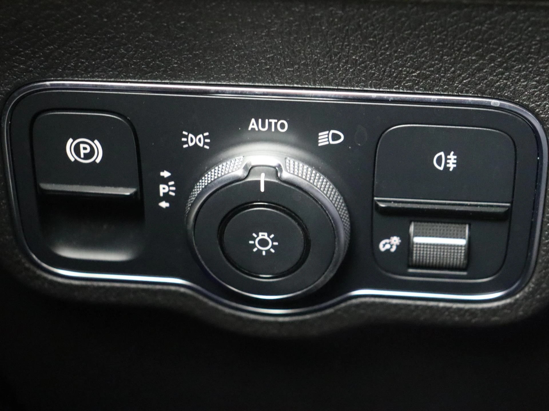 Mercedes-Benz-GLB-image-28