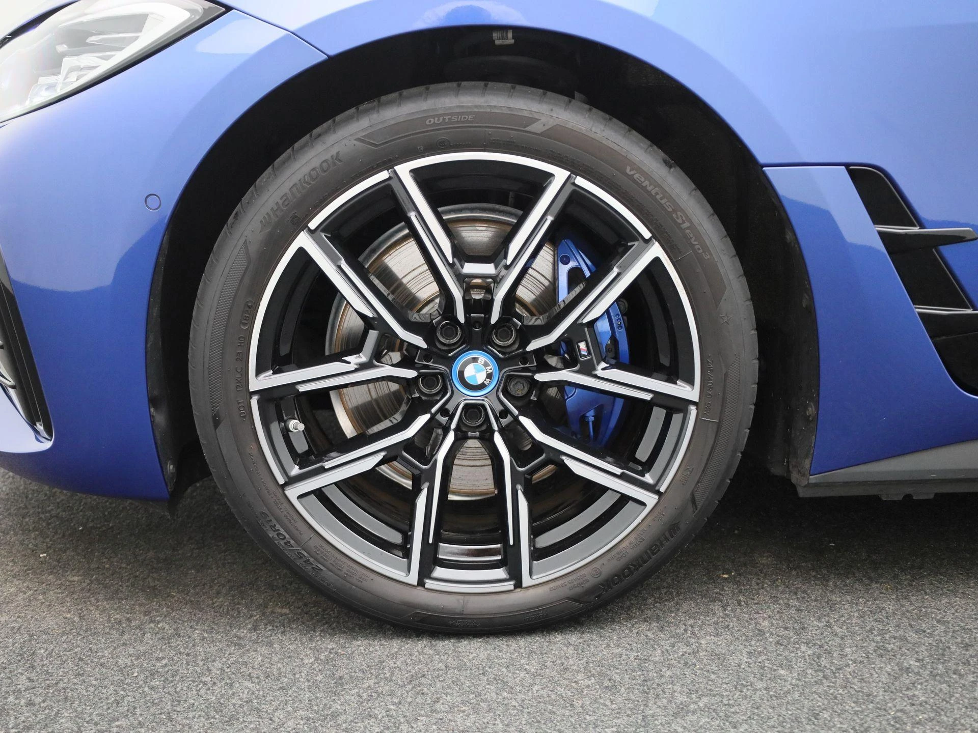 BMW-i4-image-15