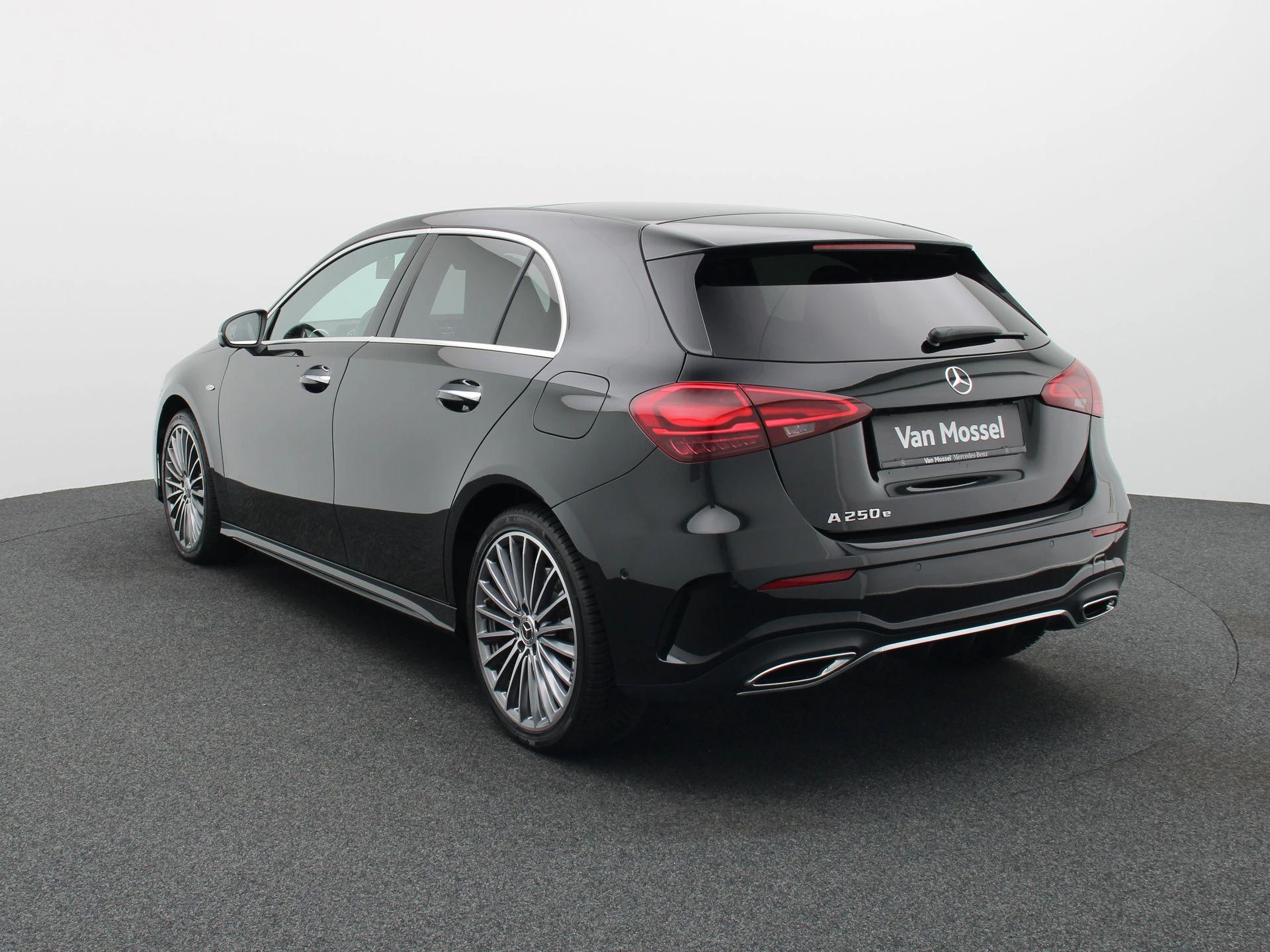 Mercedes-Benz A-Klasse 250 e AMG Line + PANO DAK + MULTIBEAM LED + CARPLAY +