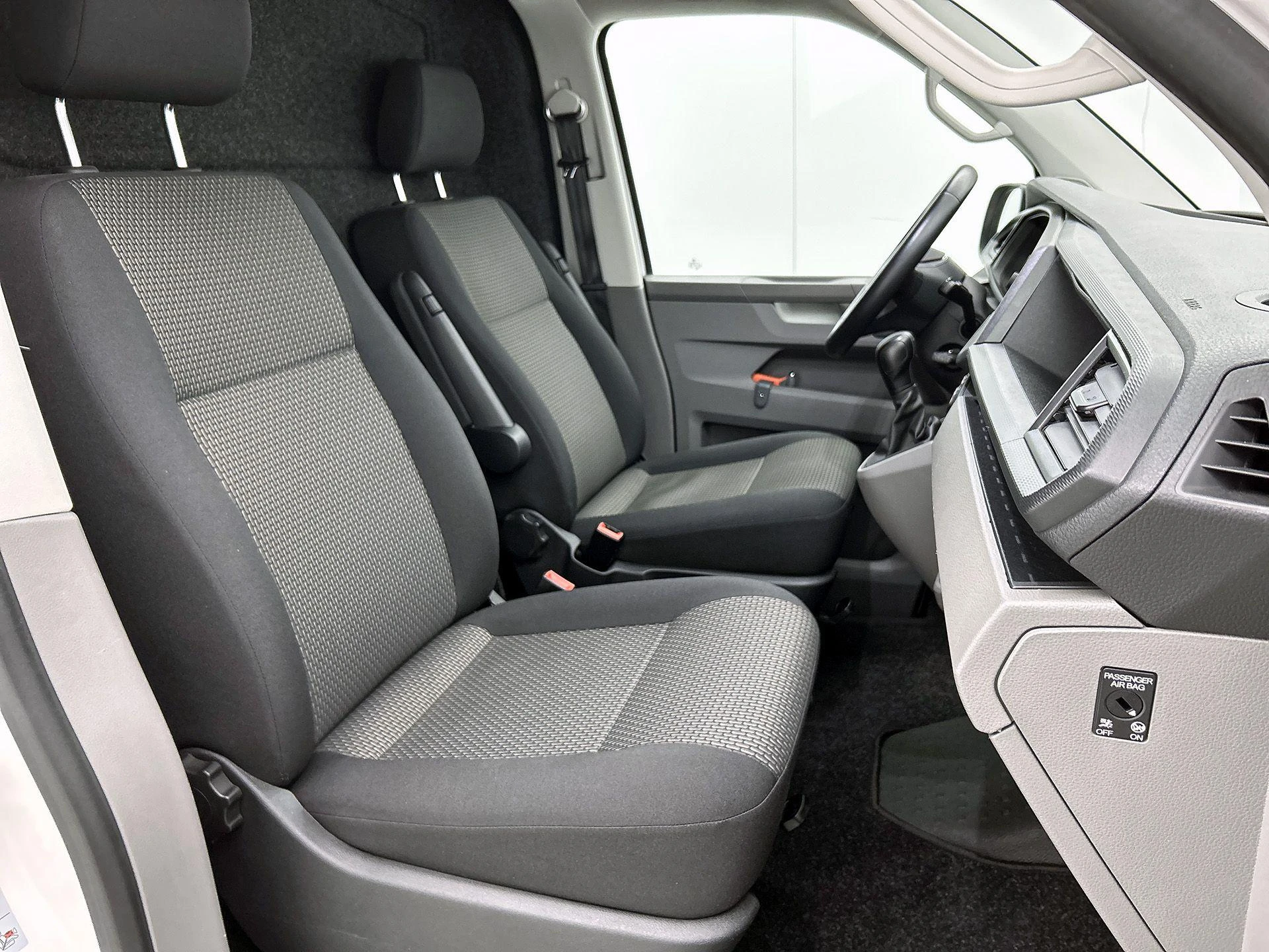 Volkswagen-Transporter-image-31
