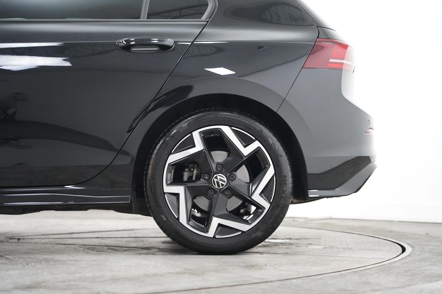 Volkswagen-Golf-image-32