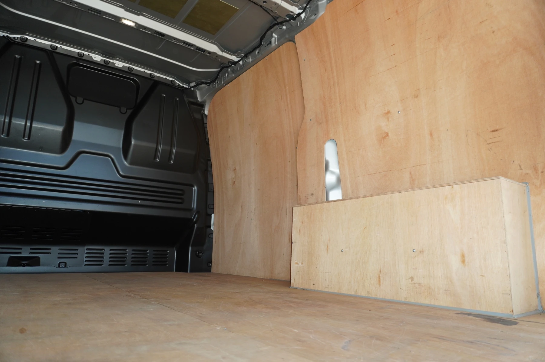 Volkswagen-Transporter-image-16
