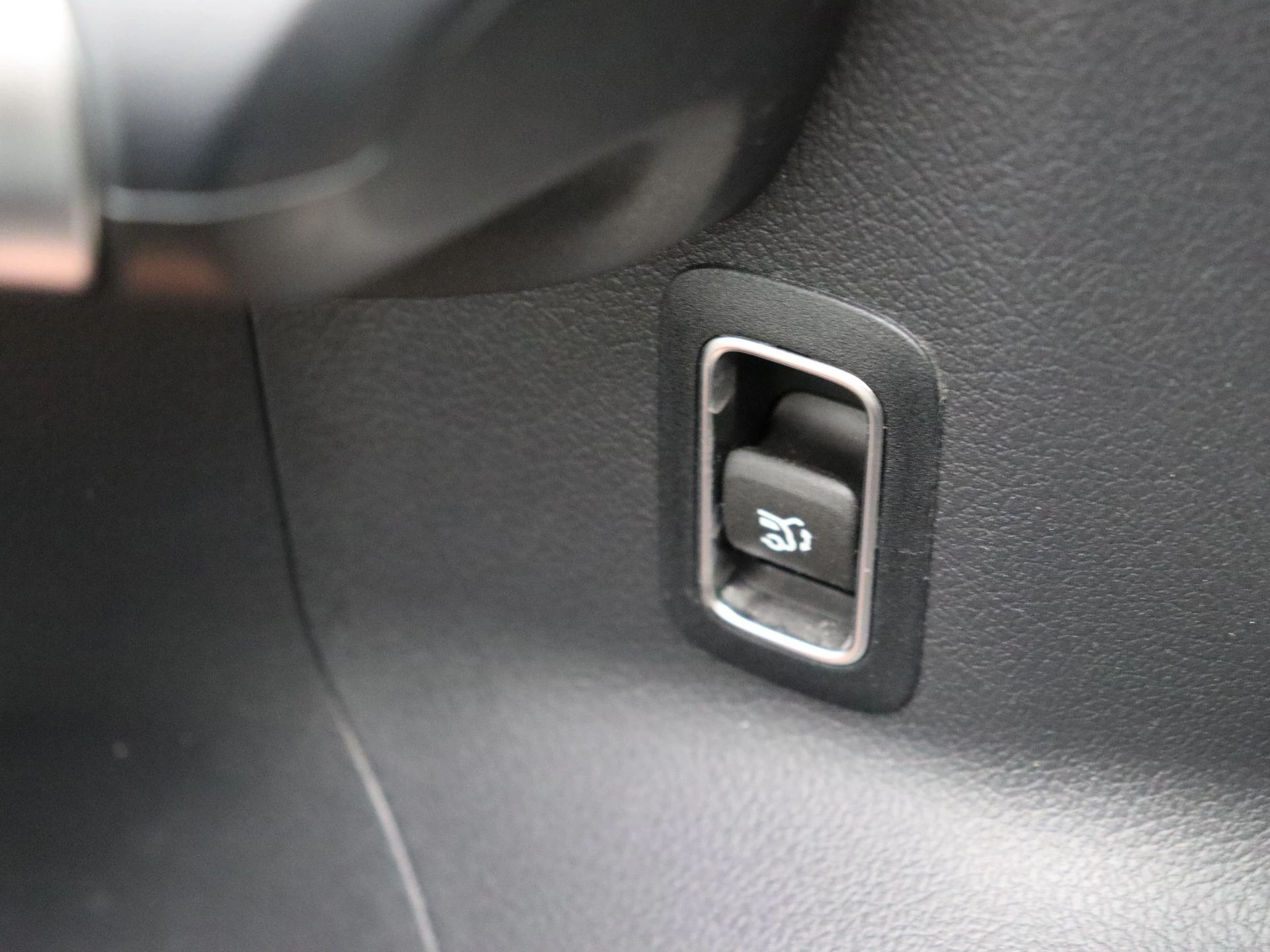 Mercedes-Benz-EQA-image-10