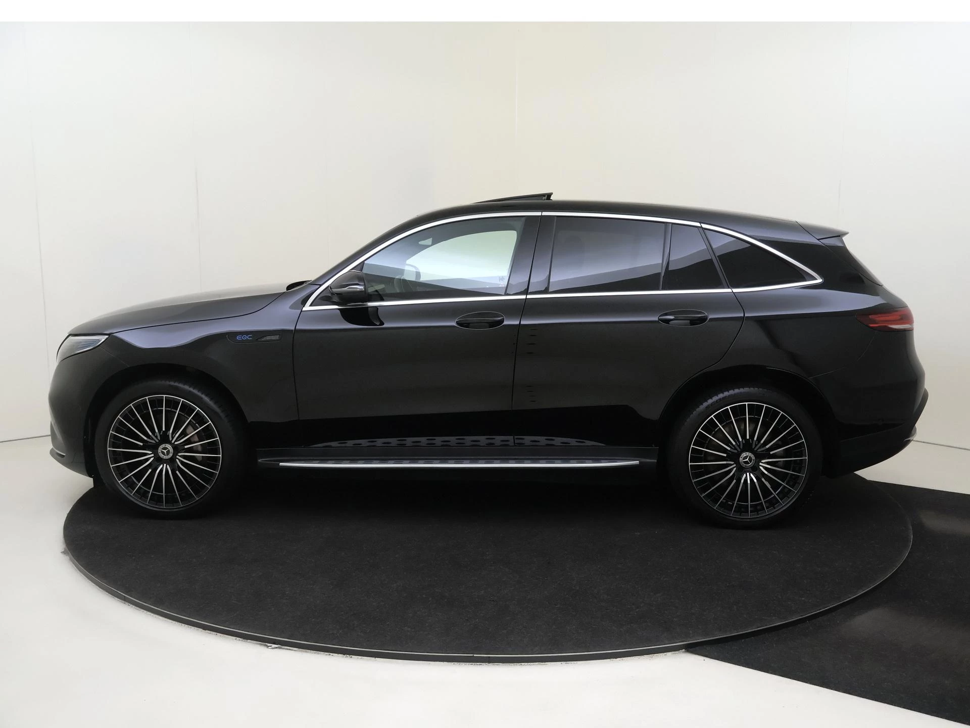 Mercedes-Benz-EQC-image-8