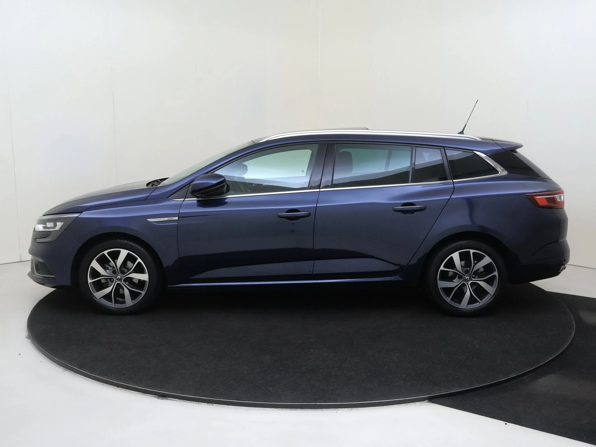 Renault-Mégane Estate-image-7