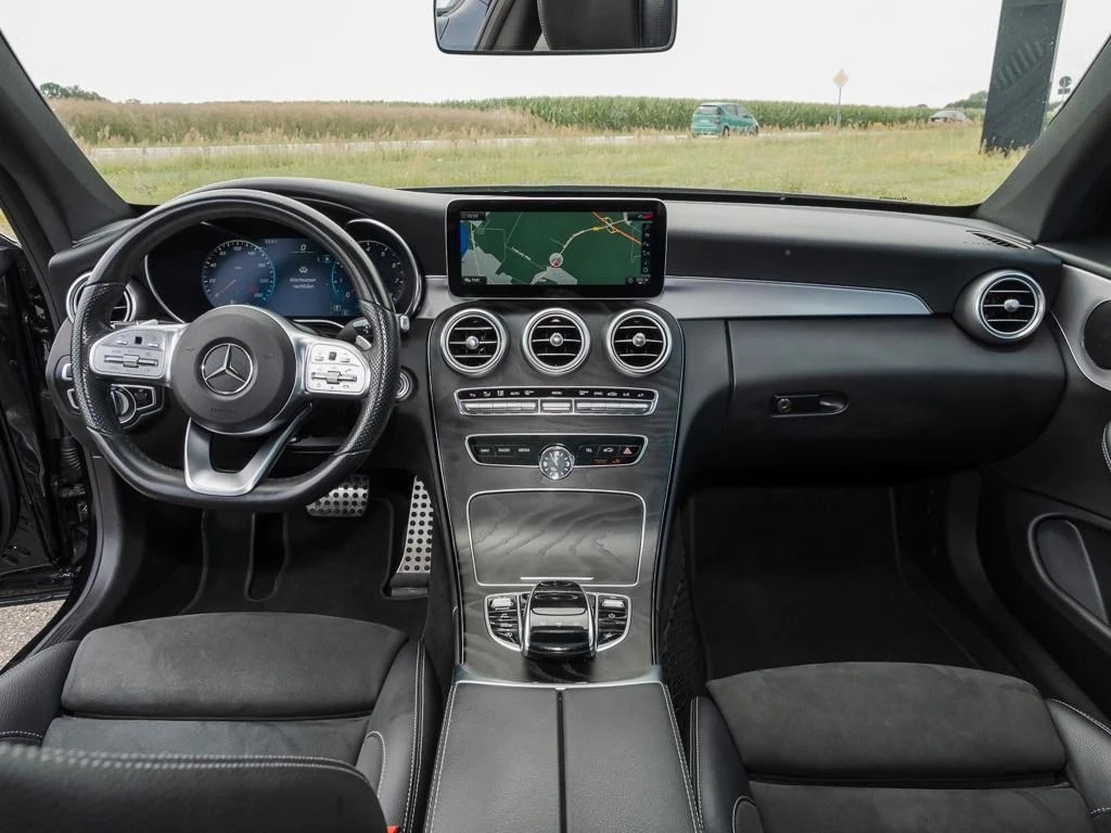 Mercedes-Benz-C-Klasse 300-image-13