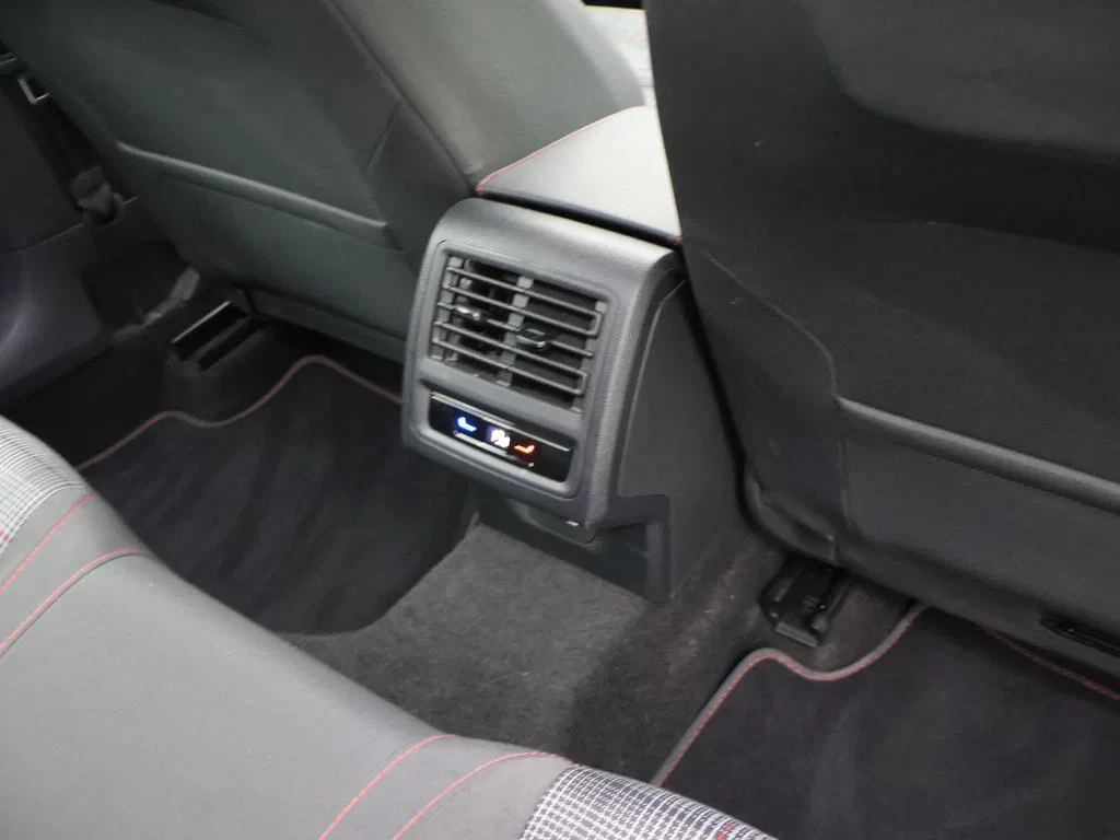 Volkswagen-Golf-image-17