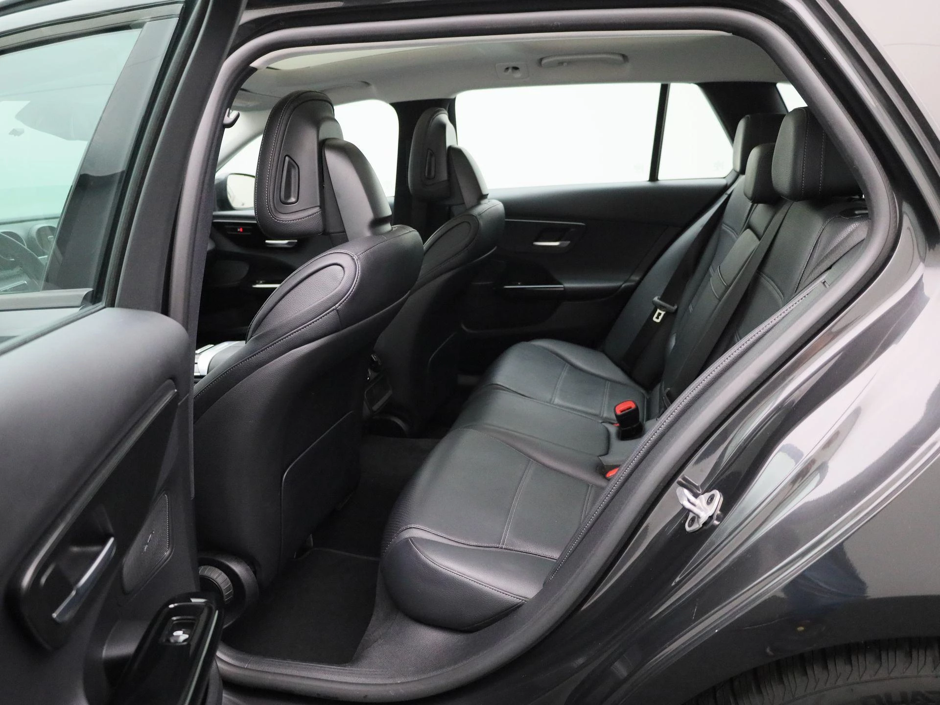 Mercedes-Benz-C-Klasse-image-8
