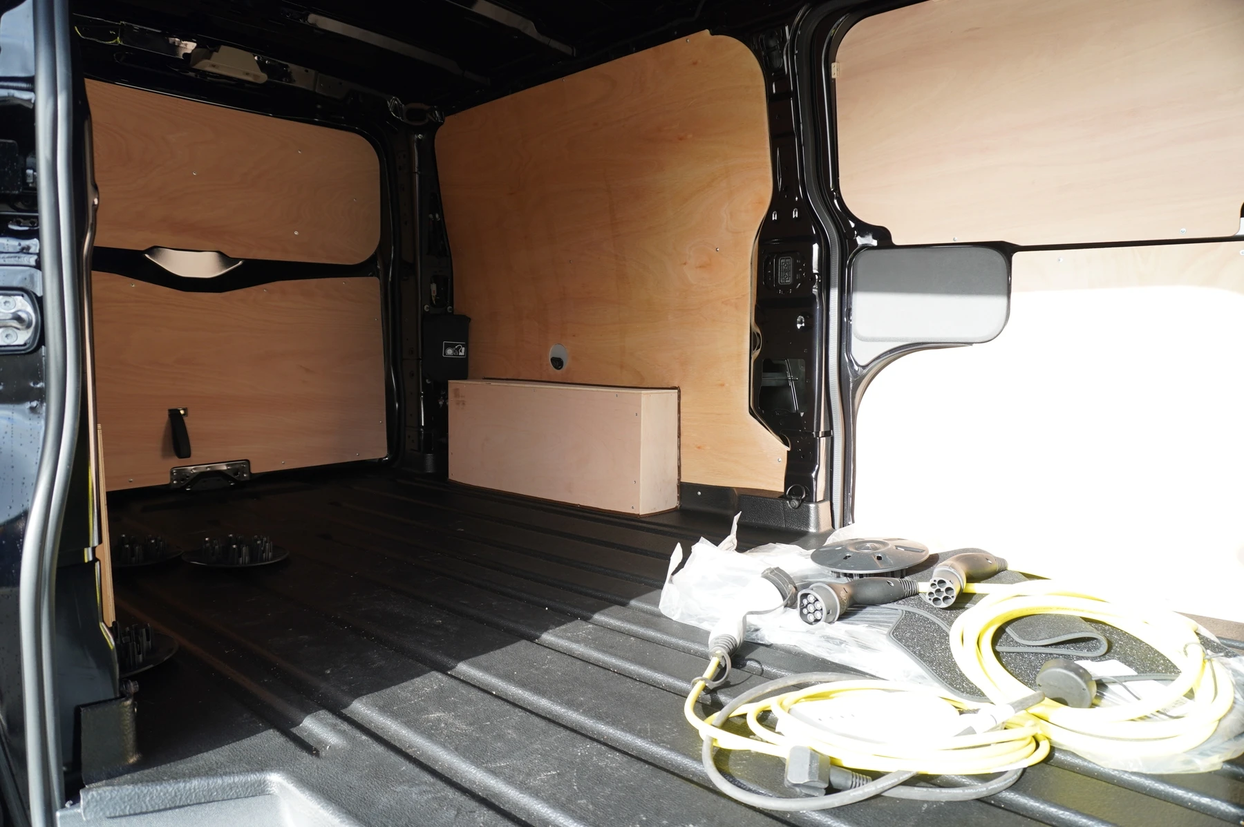 Volkswagen-Transporter-image-9