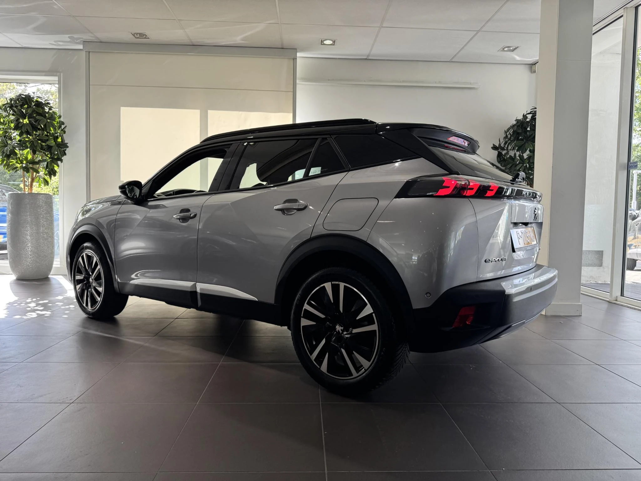Peugeot-e-2008-image-6