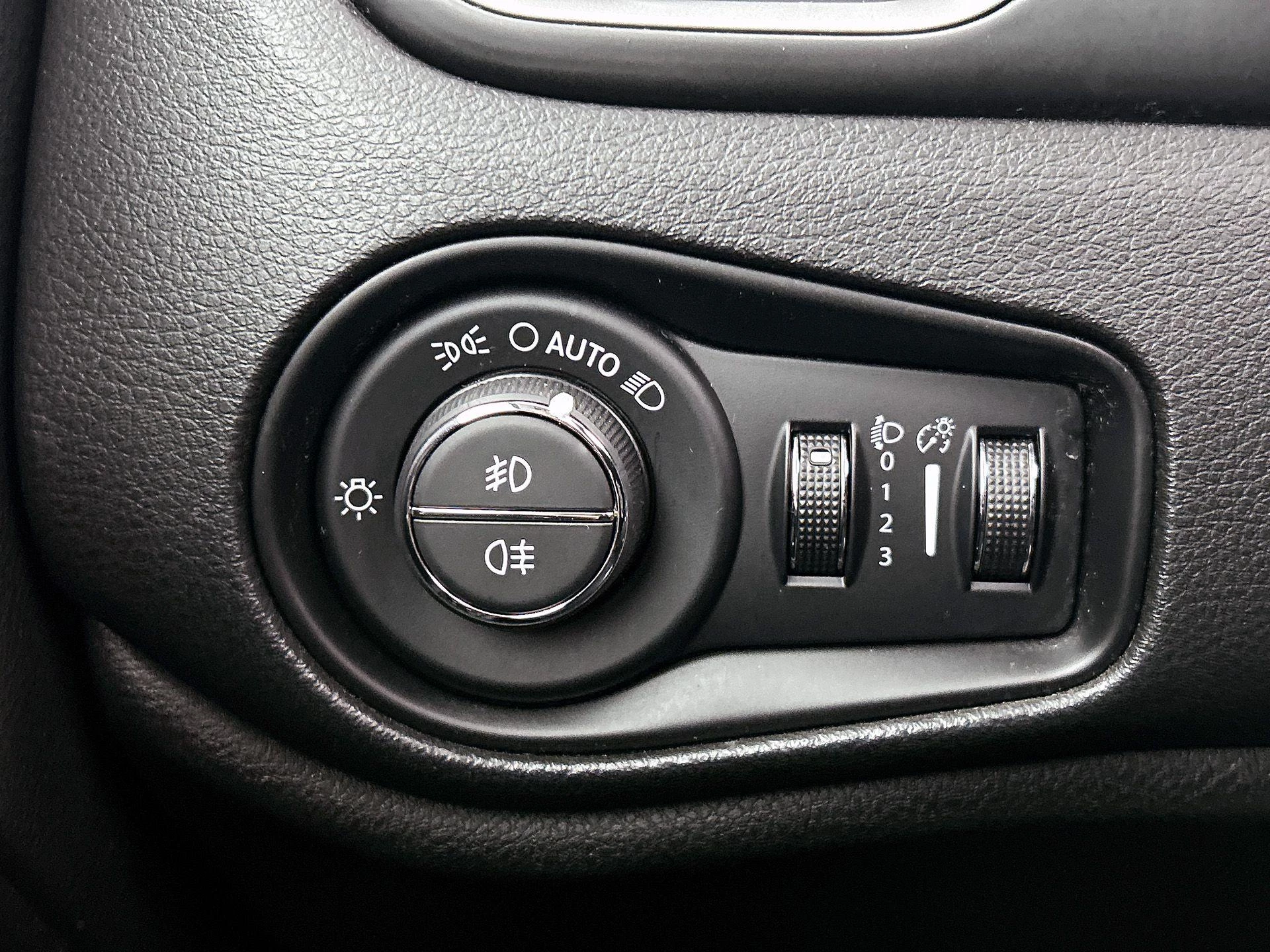 Jeep-Renegade-image-23