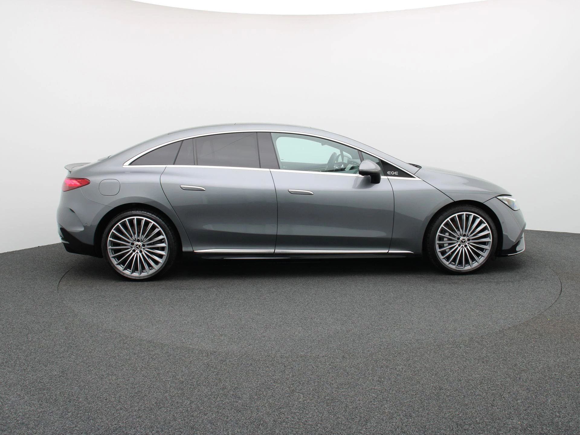 Mercedes-Benz-EQE-image-5