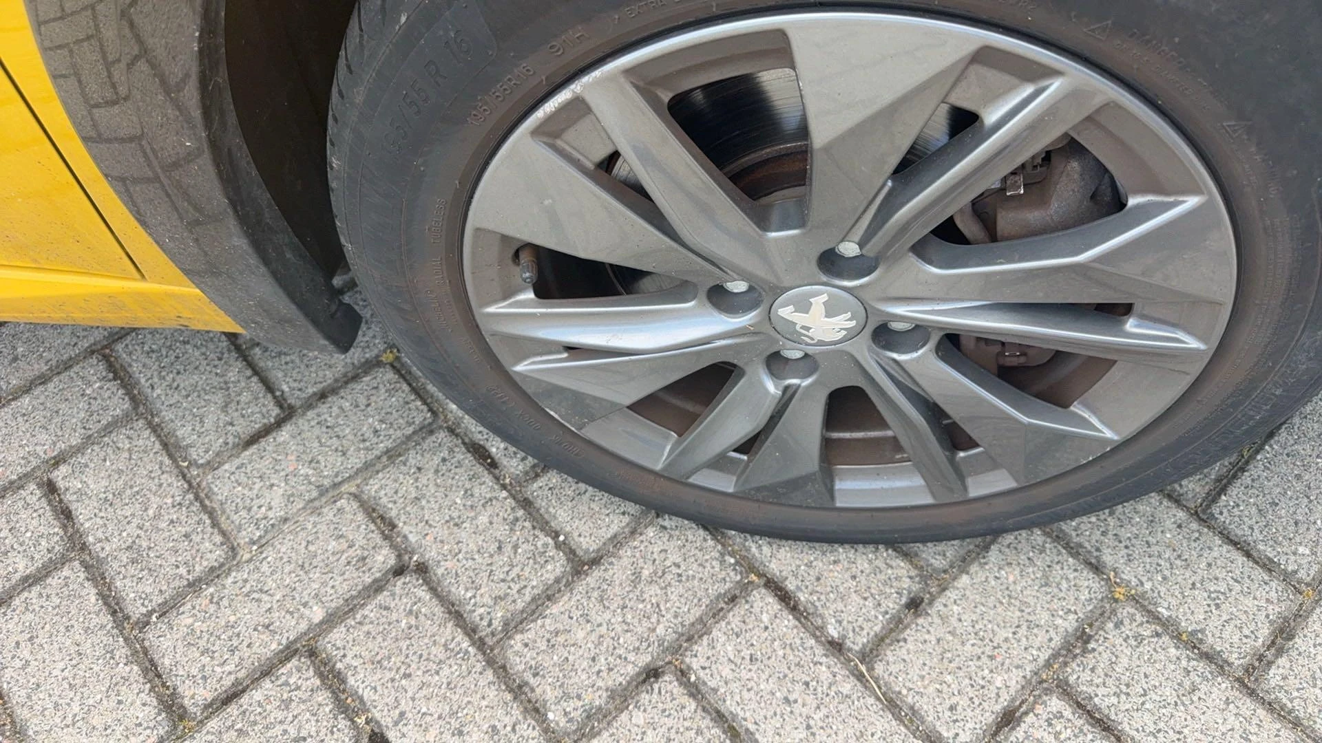 Peugeot-e-208-image-23