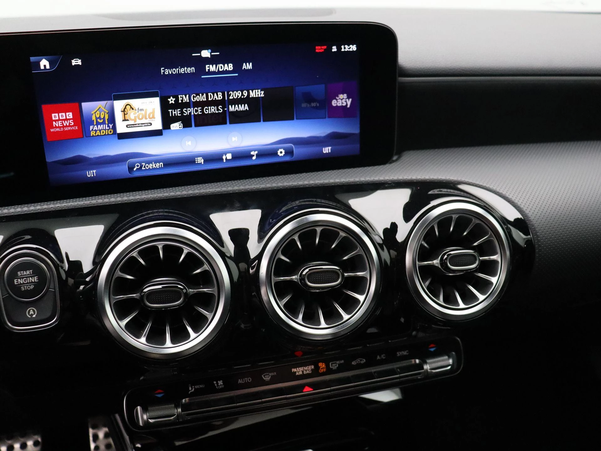 Mercedes-Benz A-Klasse 180 Sedan AMG Line + PANO DAK + MULTIBEAM LED + CARPLAY +