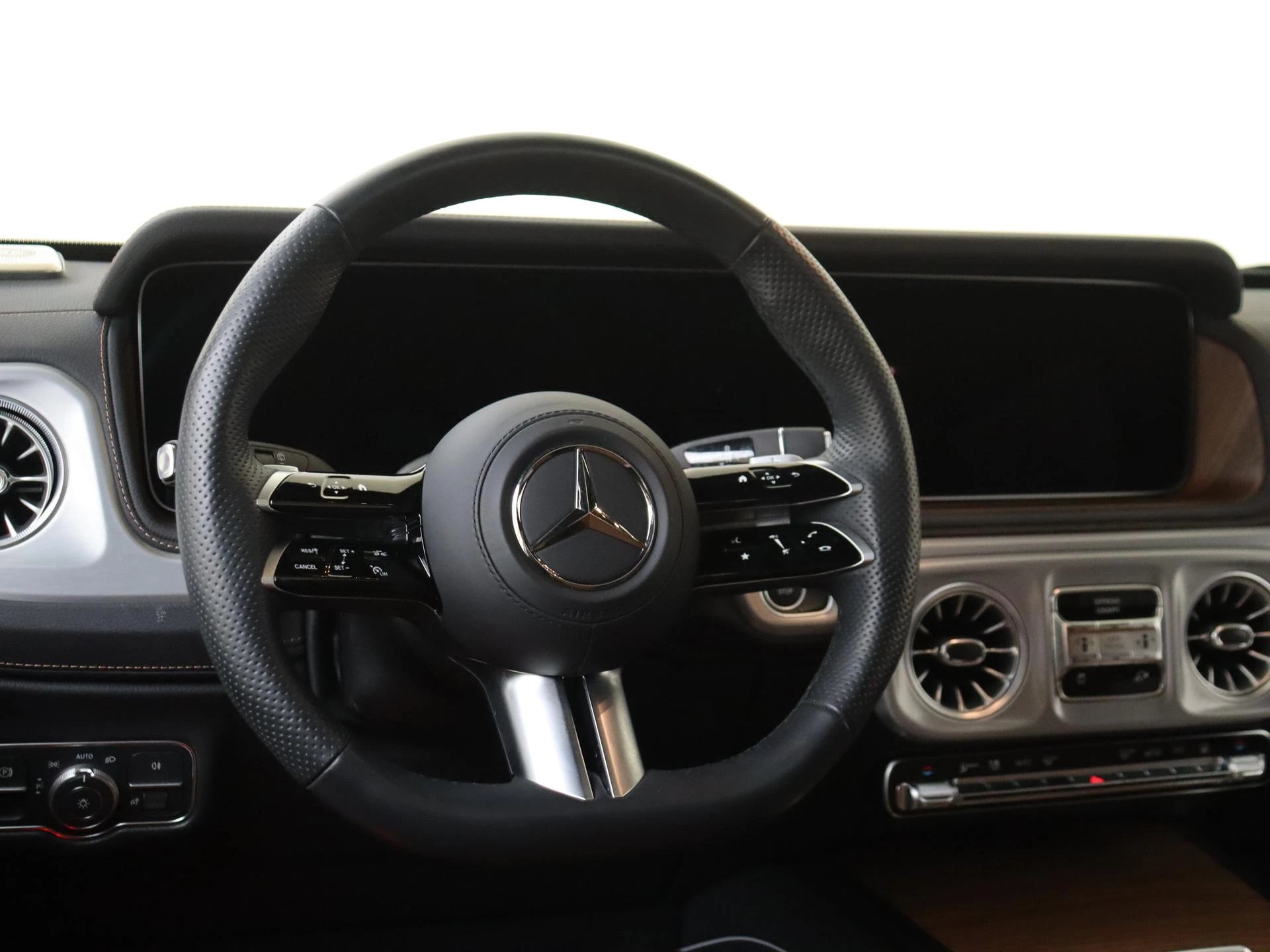 Mercedes-Benz-G-Klasse-image-9
