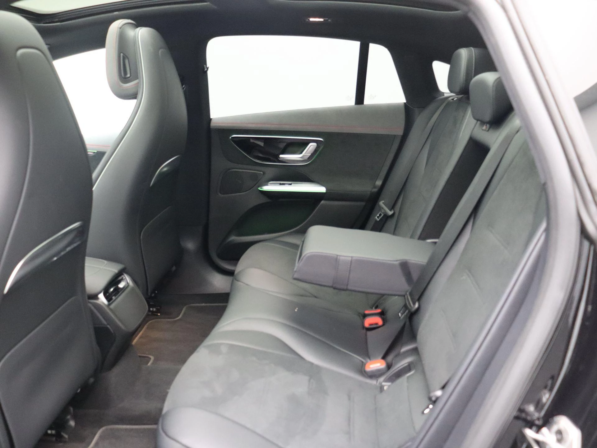 Mercedes-Benz EQE 300 AMG Line + PANORAMISCH DAK + CARPLAY + CAMERA +