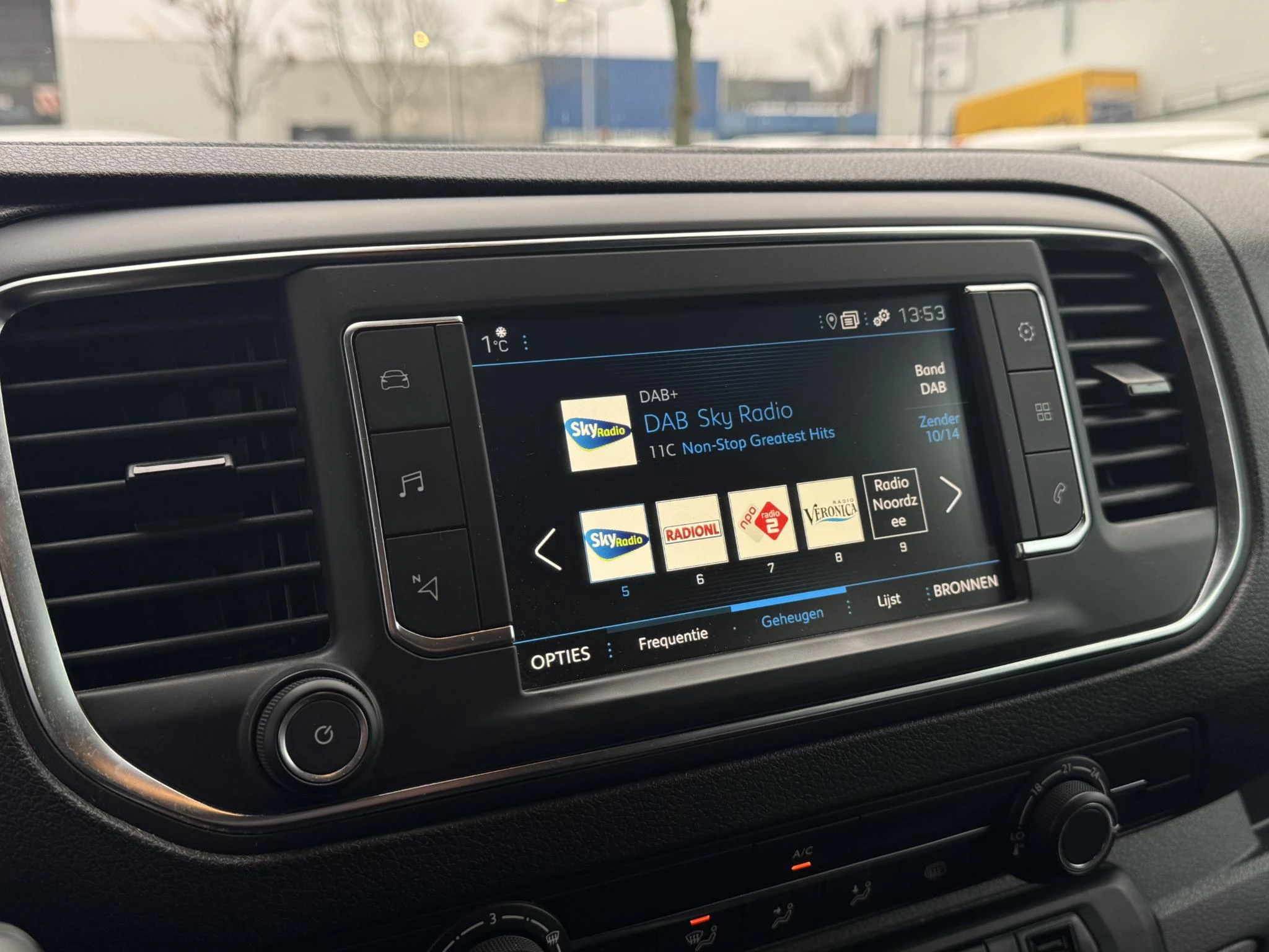 Peugeot-Expert-image-18