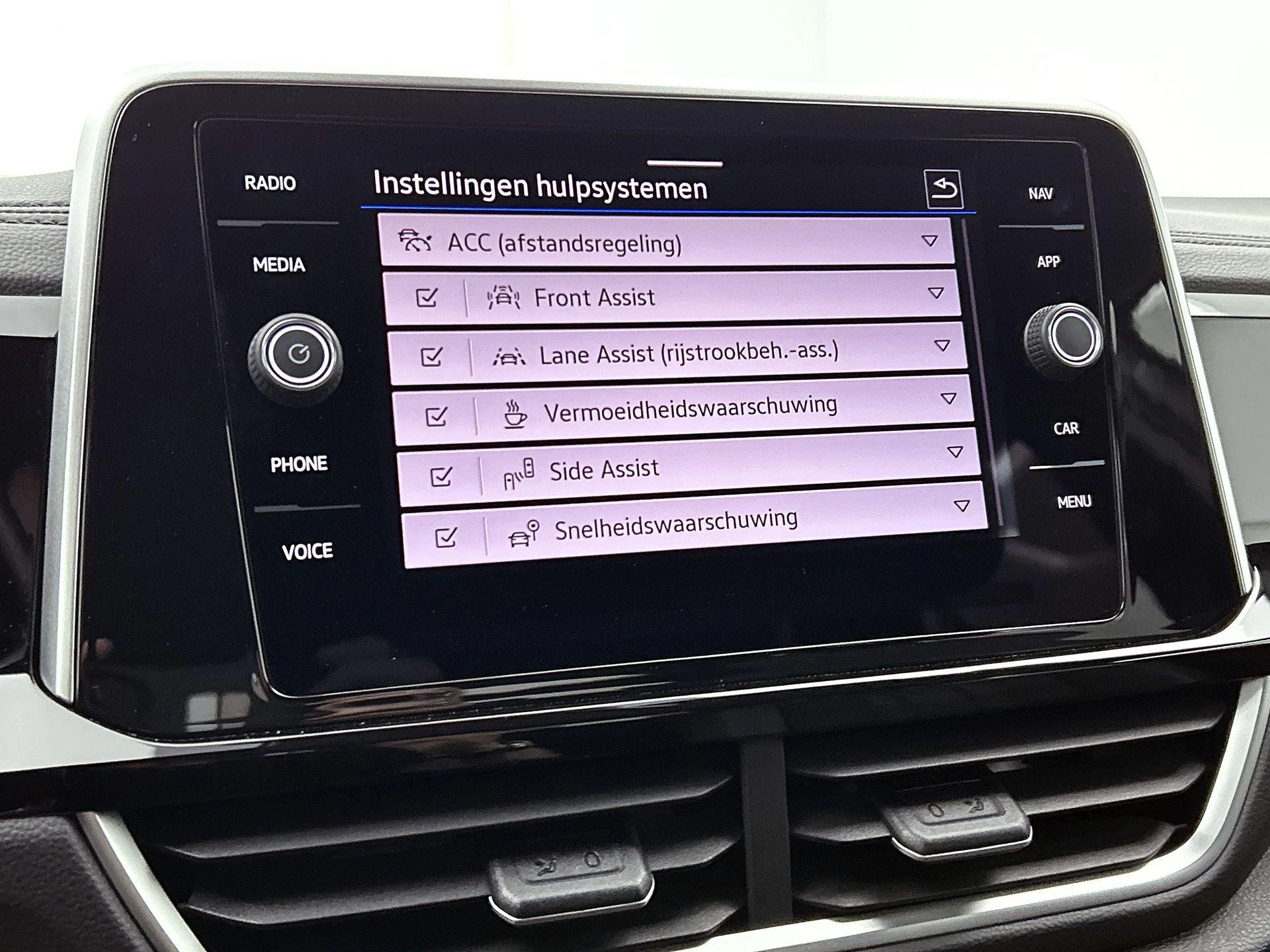 Volkswagen-T-Roc-image-11
