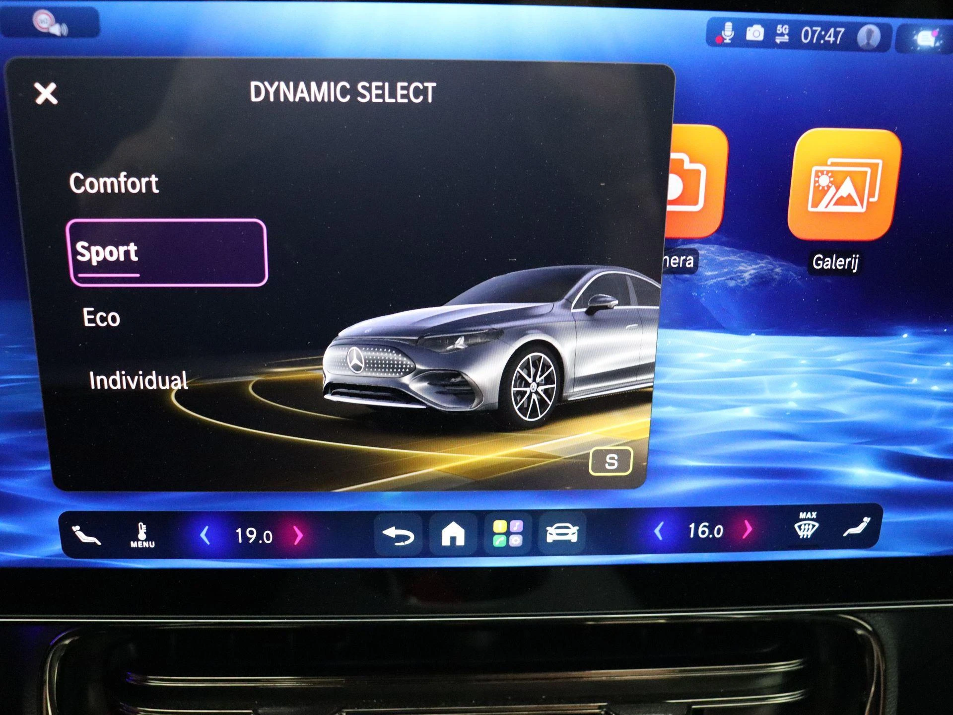 Mercedes-Benz-CLA-image-18