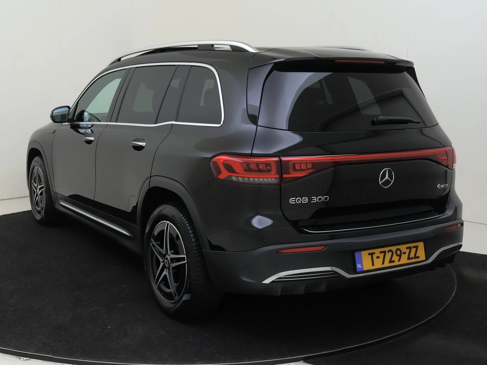 Mercedes-Benz-EQB-image-6