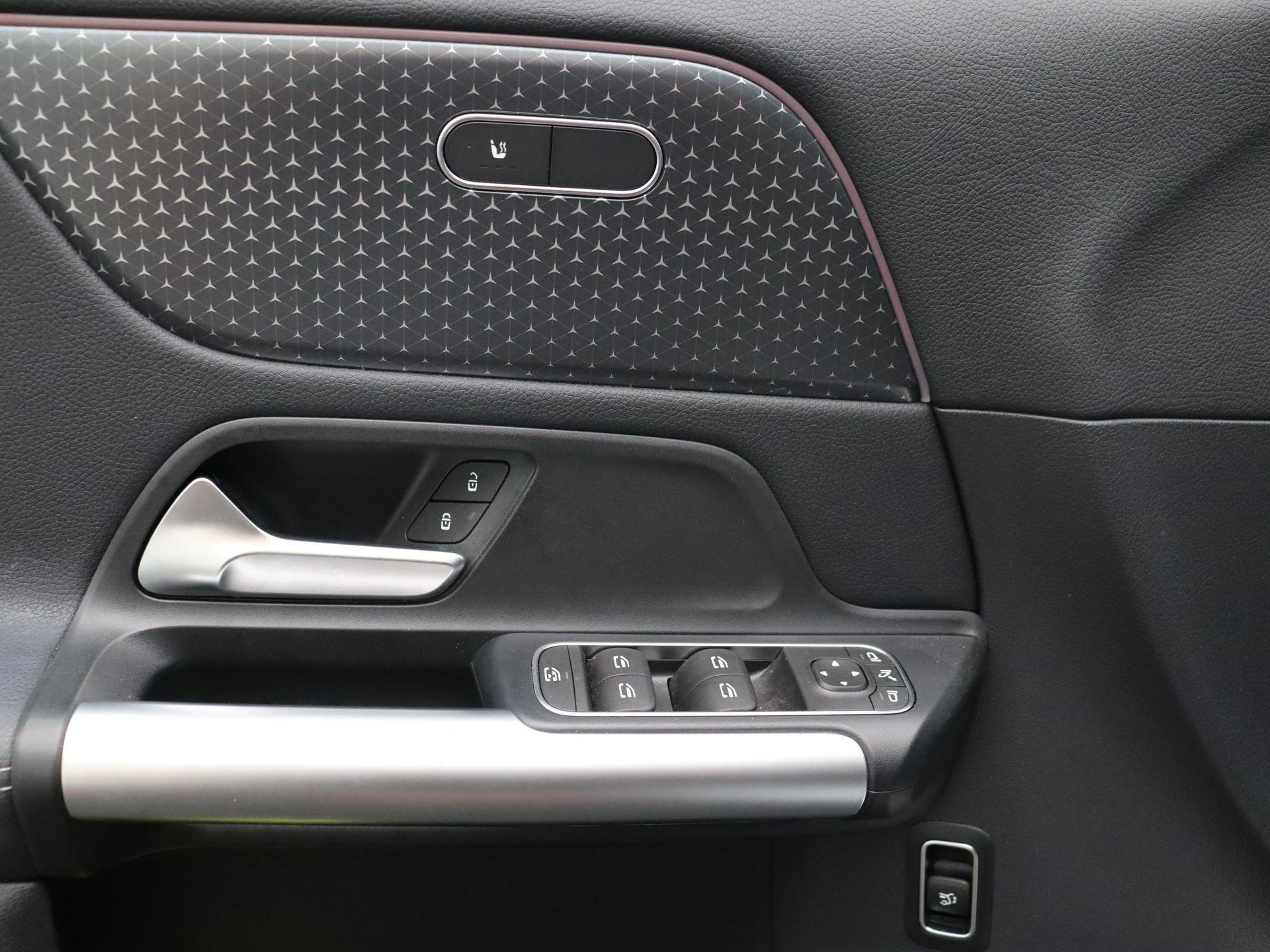 Mercedes-Benz-EQA-image-7