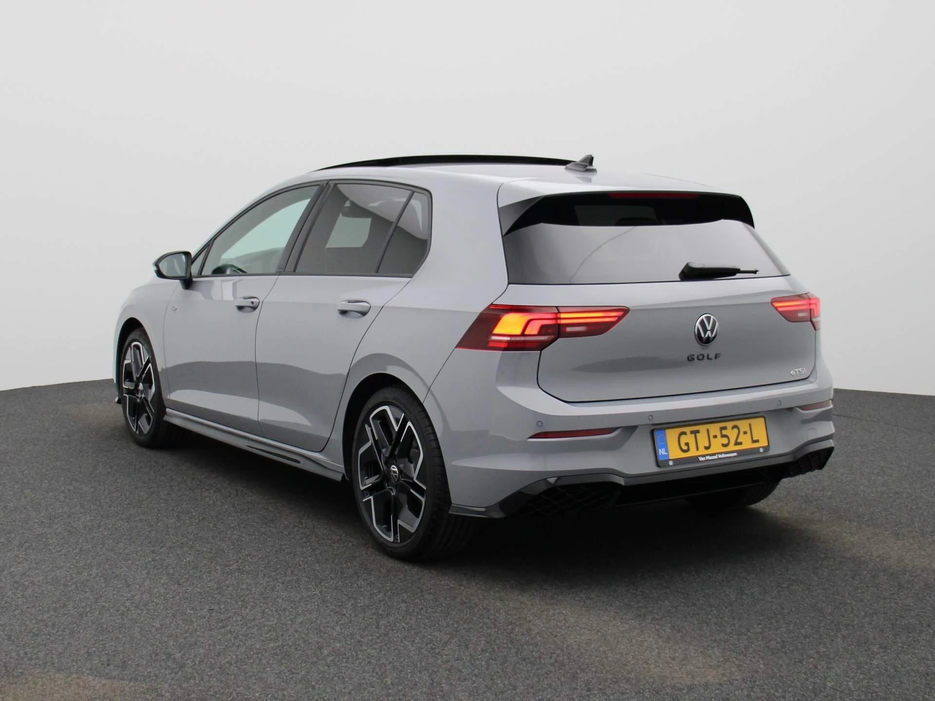 Volkswagen-Golf-image-1