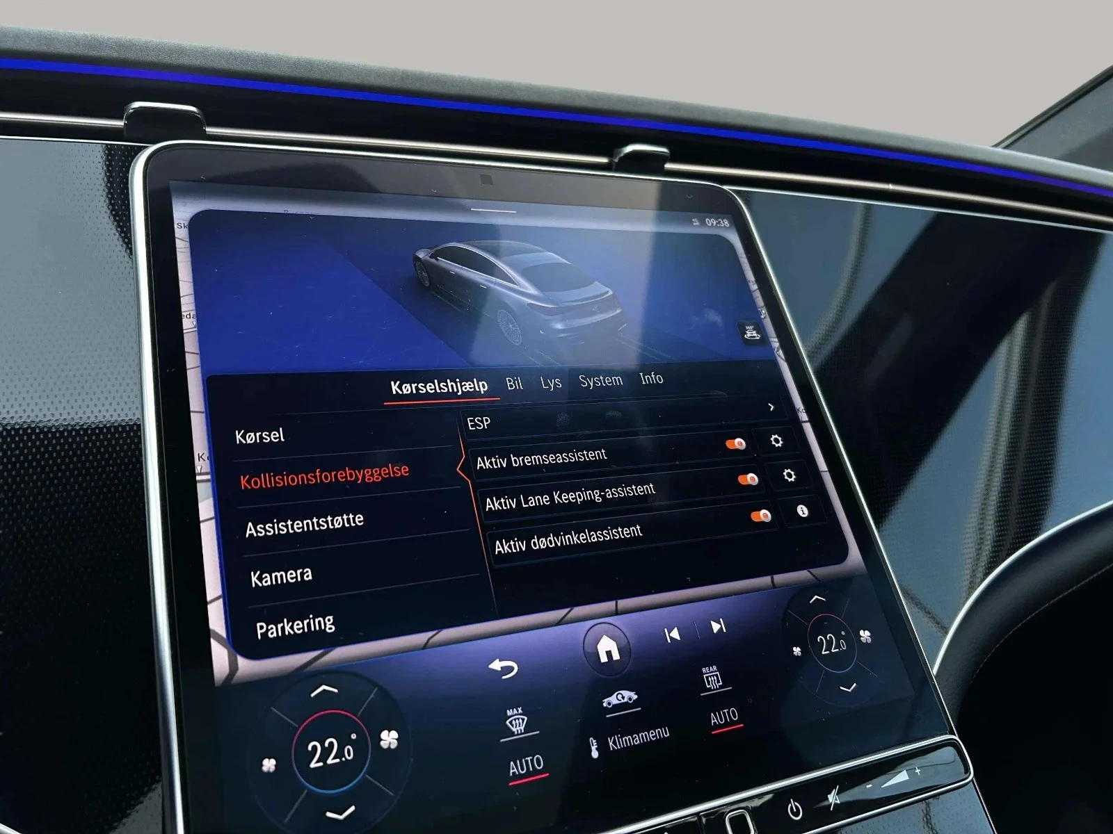 Mercedes-Benz-EQS-image-17