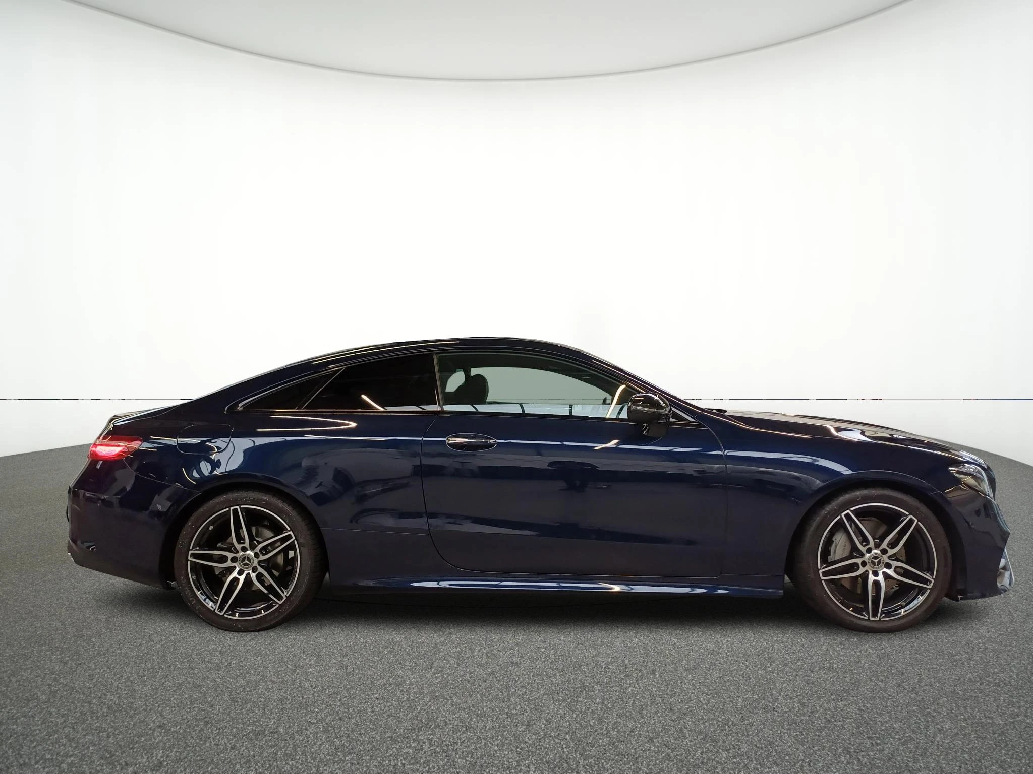 Mercedes-Benz-E-Klasse-image-3