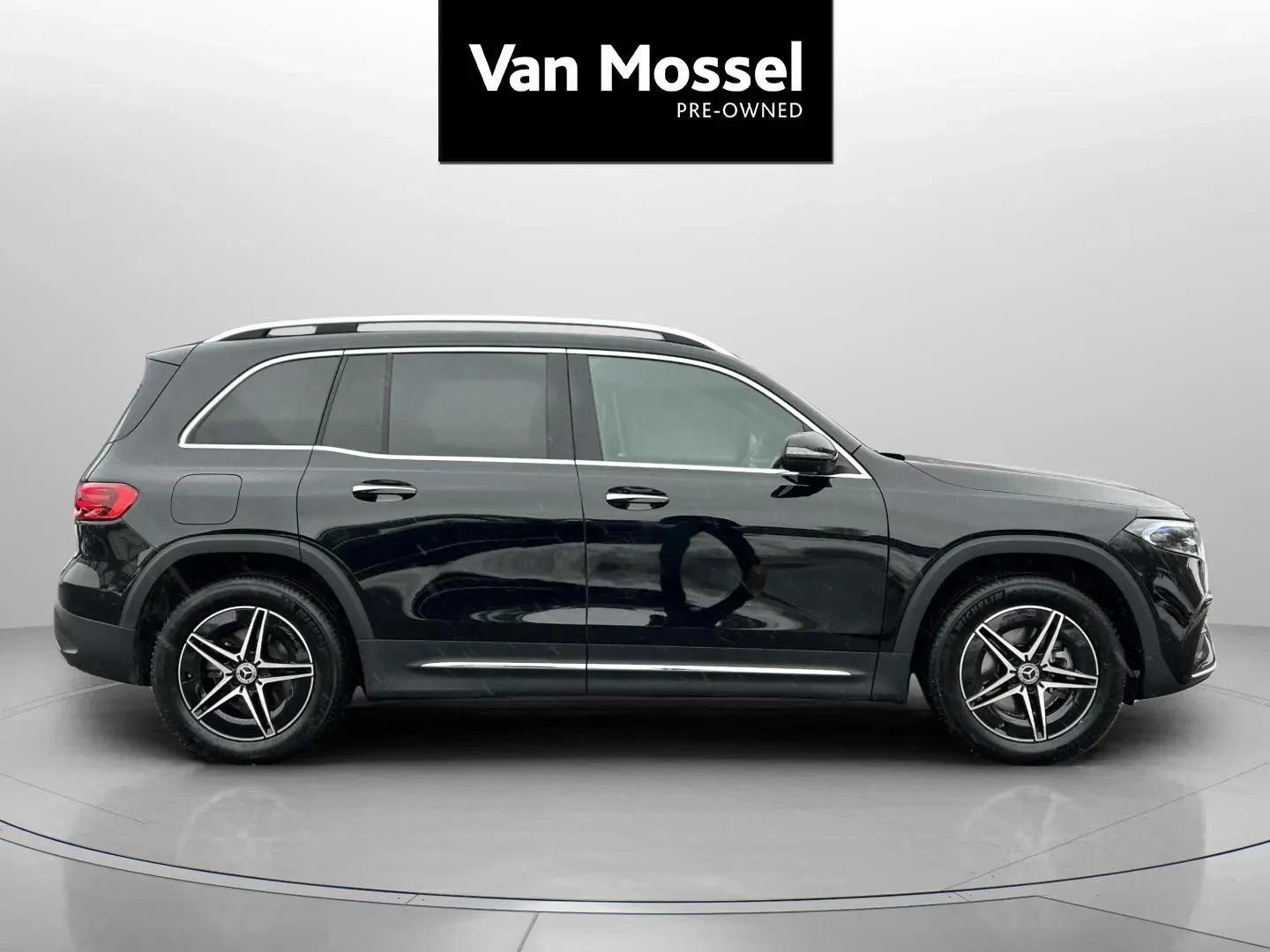 Mercedes-Benz-EQB-image-3