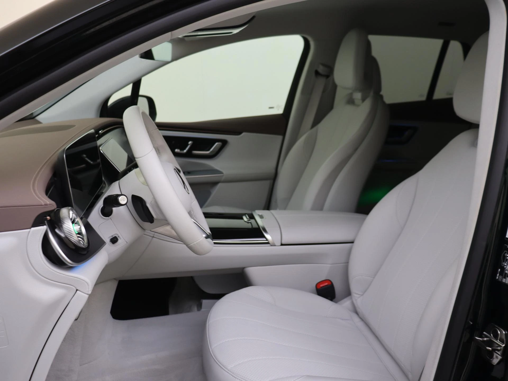 Mercedes-Benz-EQE-image-2